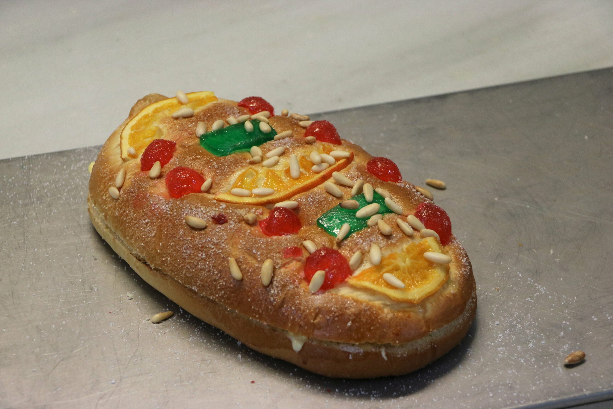 Una coca de Sant Joan amb fruites farcida de crema | ACN