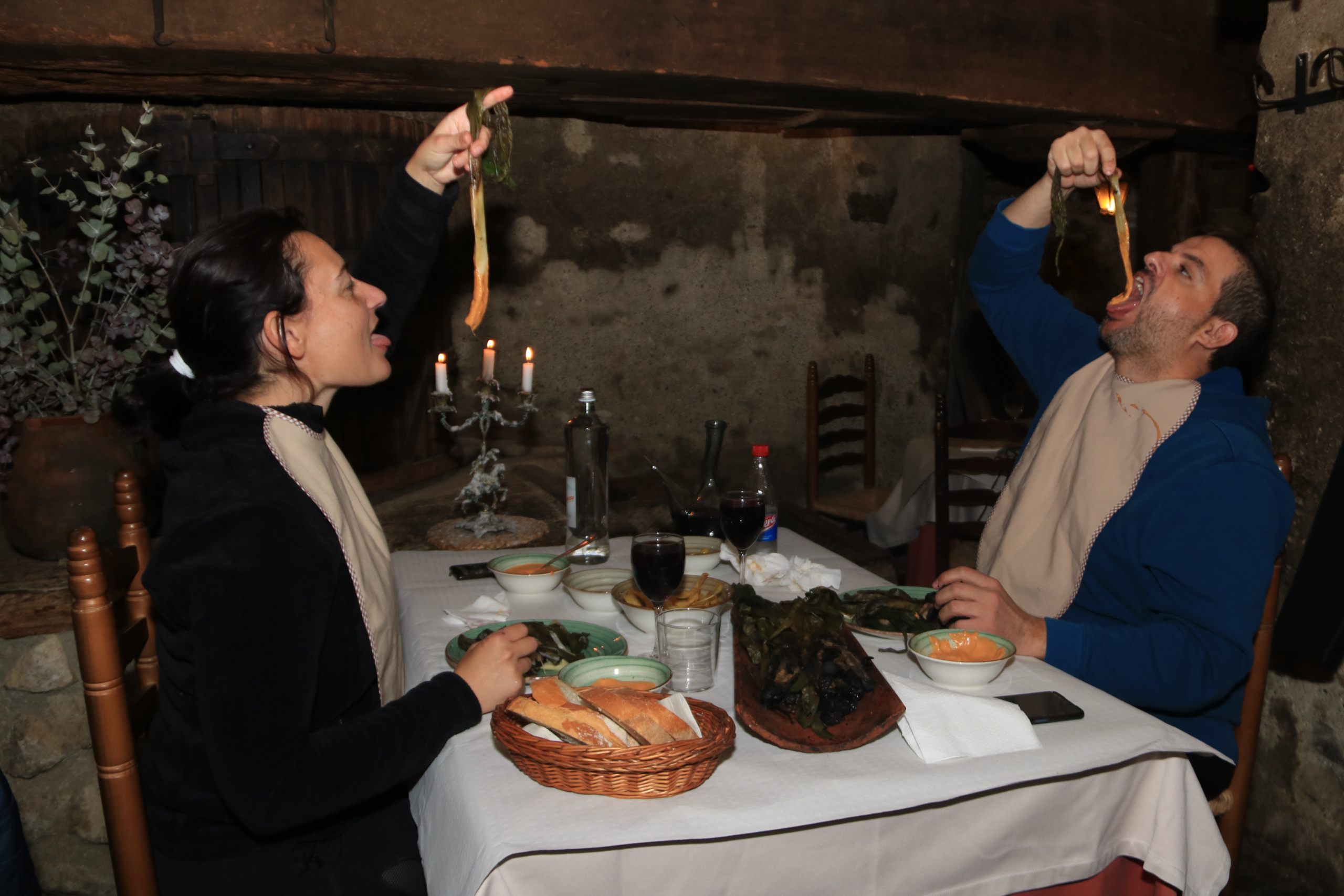 Una parella de Vic menja calçots al restaurant El Ganxo de Masmolets | ACN