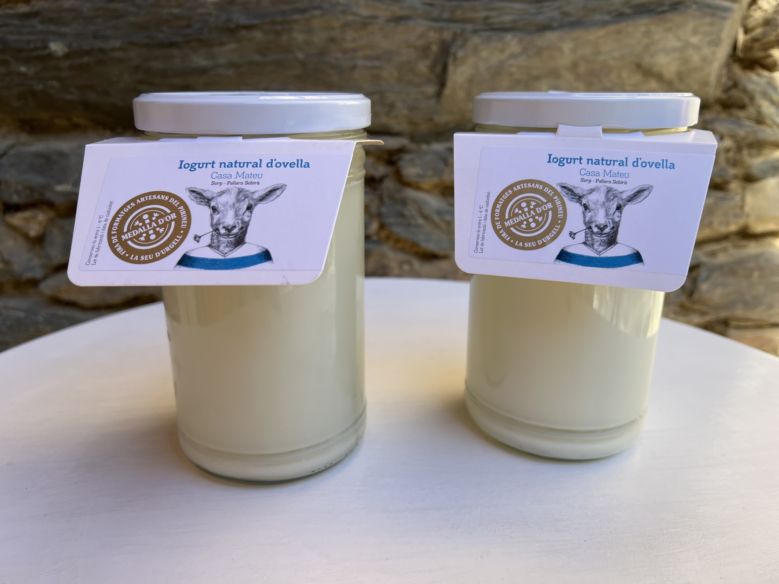 Dos iogurts de Casa Mateu de Surp amb envàs reutilitzable i retornable | ACN