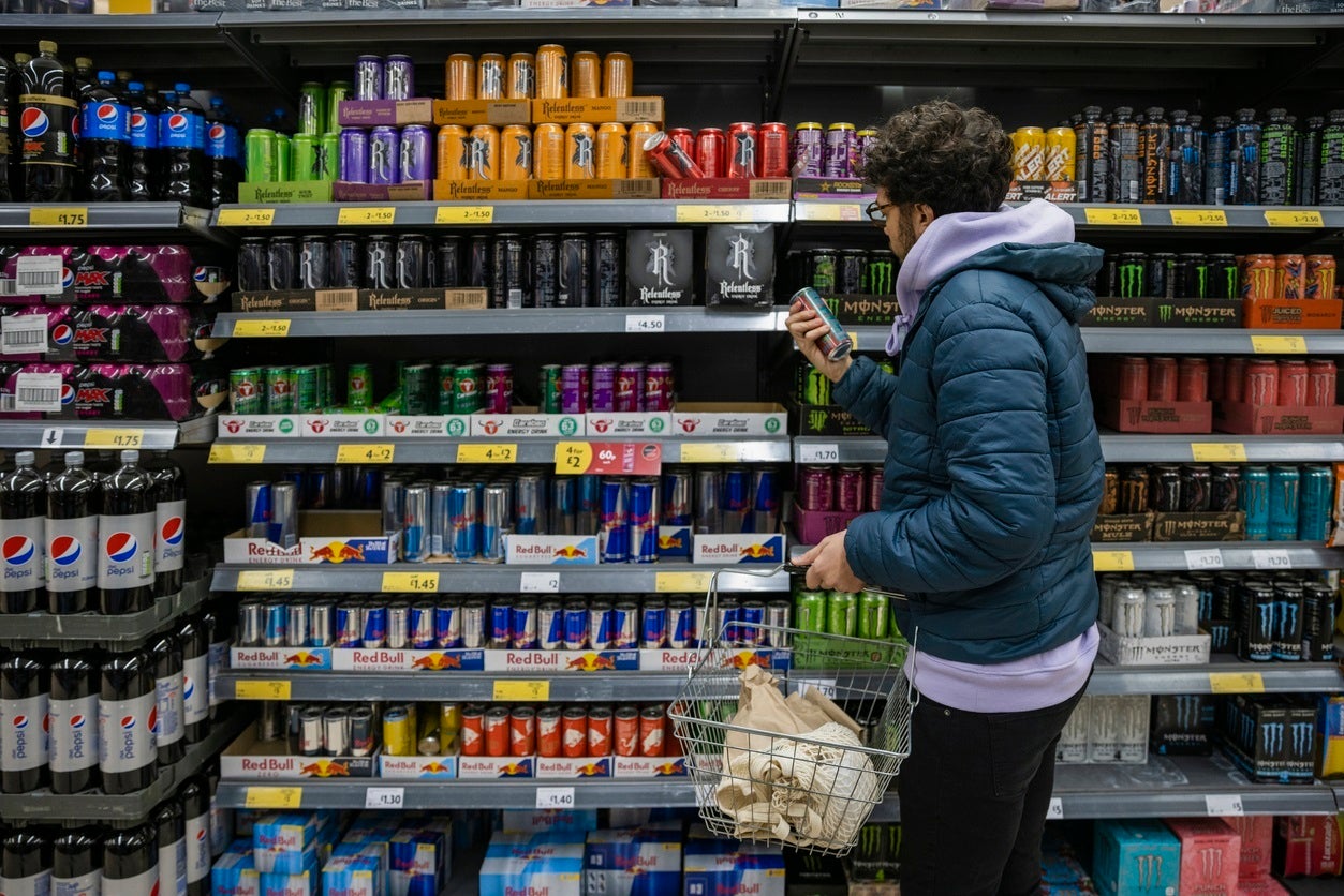 Un noi comprant una beguda energètica | Europa Press