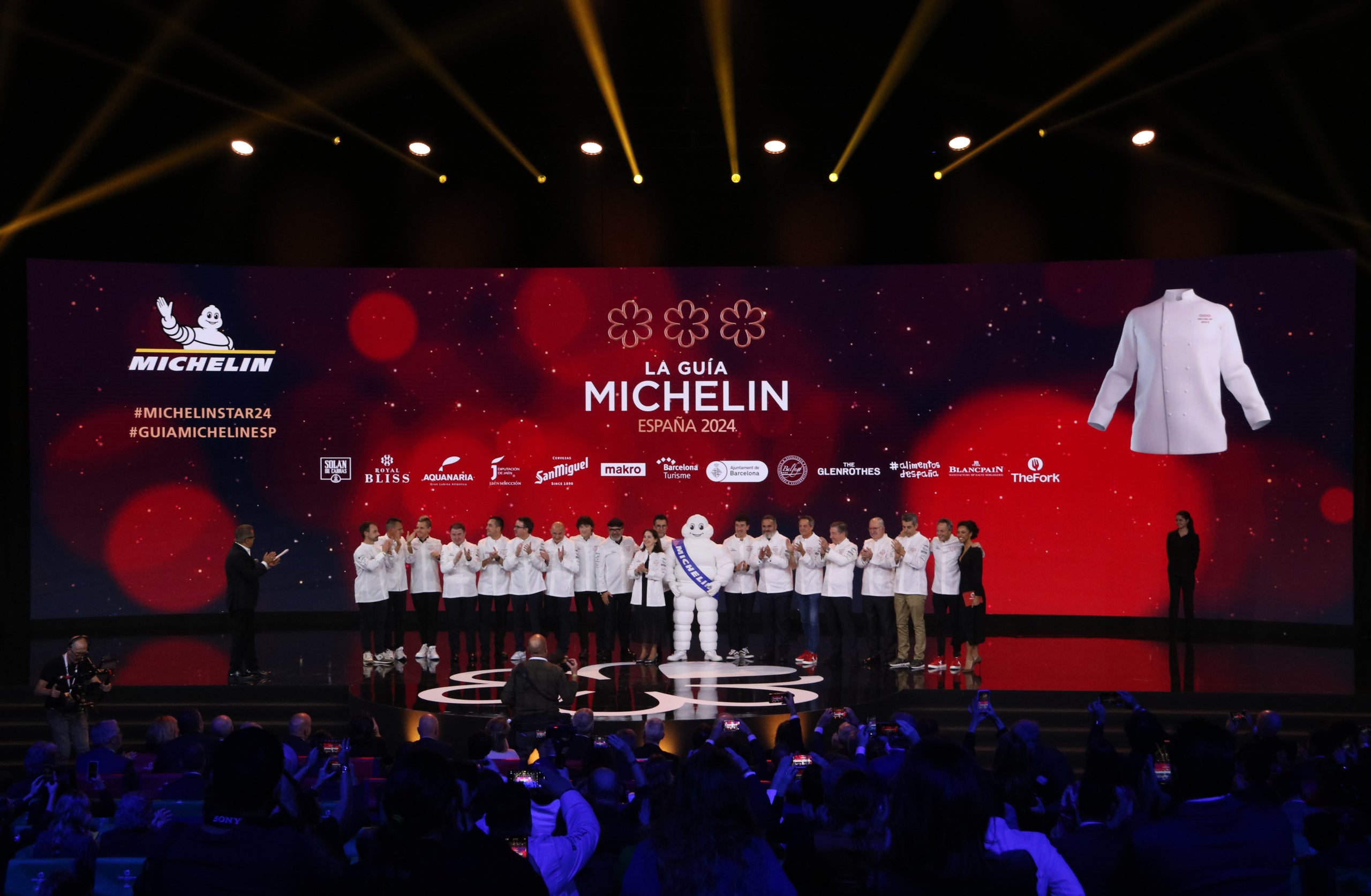 Tots els guardonats amb tres estrelles Michelin durant la cerimònia a Barcelona, amb els xef del Disfrutar, que s'estrenen a la categoria | ACN