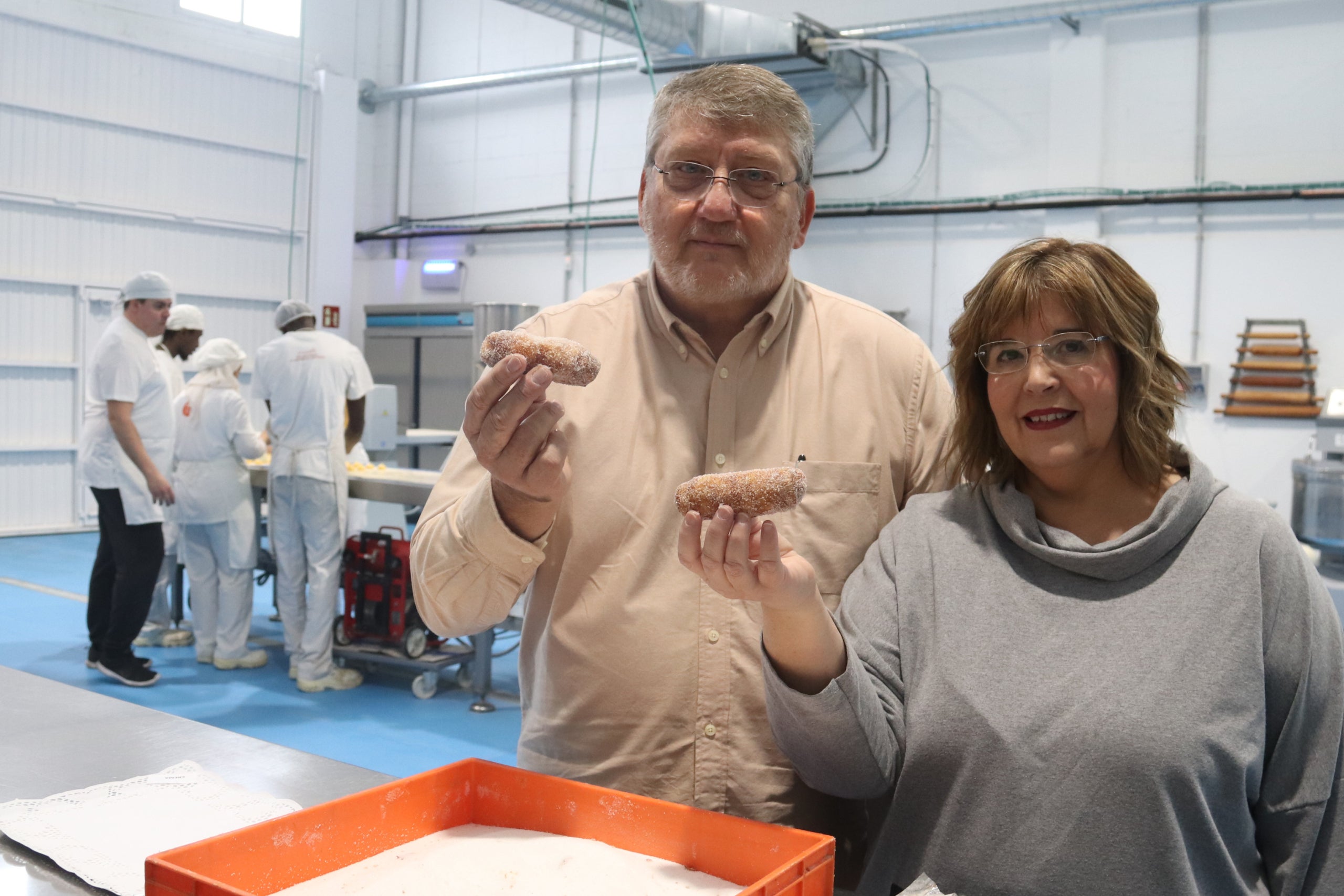 Julià Castelló i Pilar Campos aguanten un xuixo de crema en el nou obrador de Castelló a Banyoles | ACN