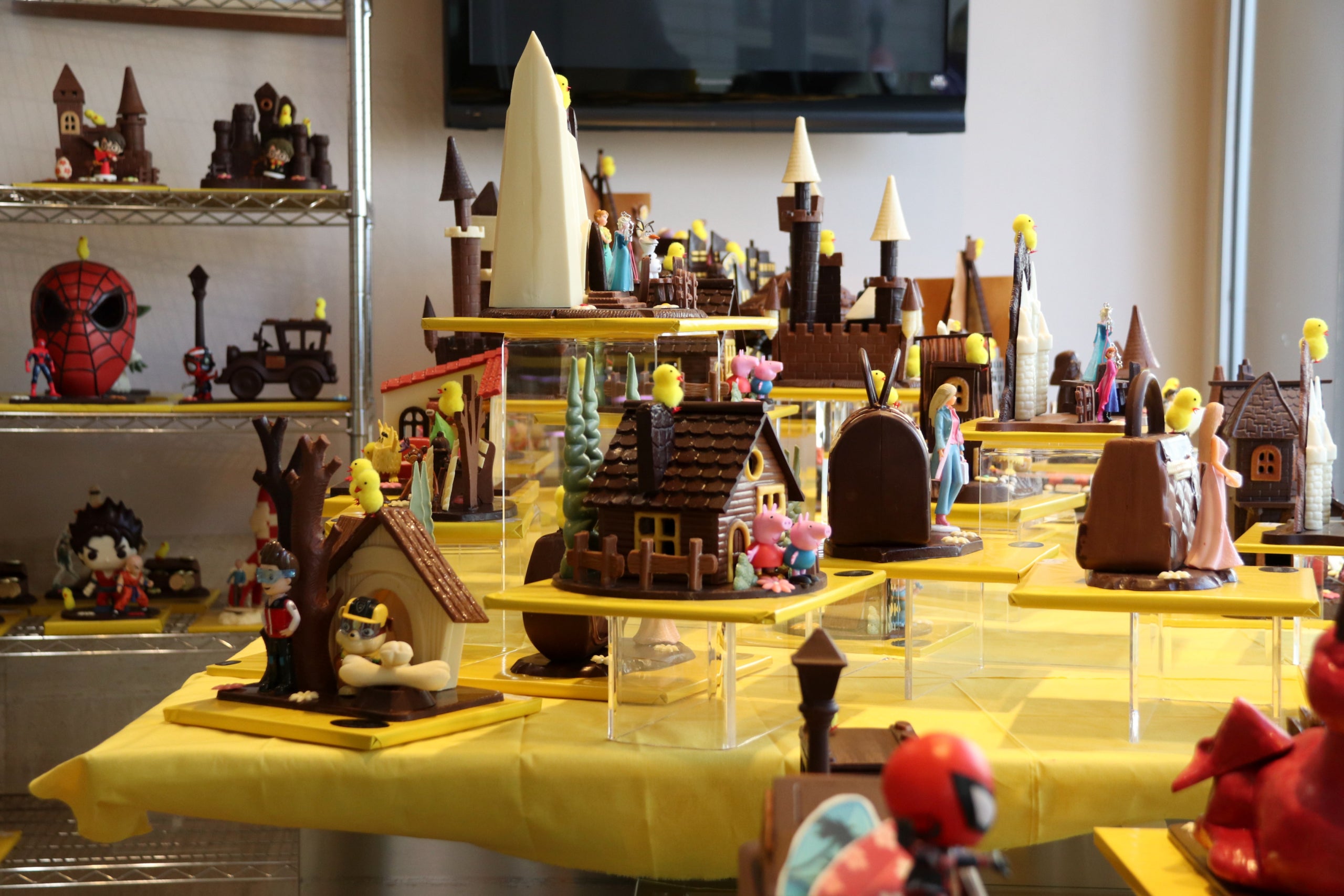 Mones de l'any 2023 exposades a la pastisseria Triomf de Barcelona | ACN