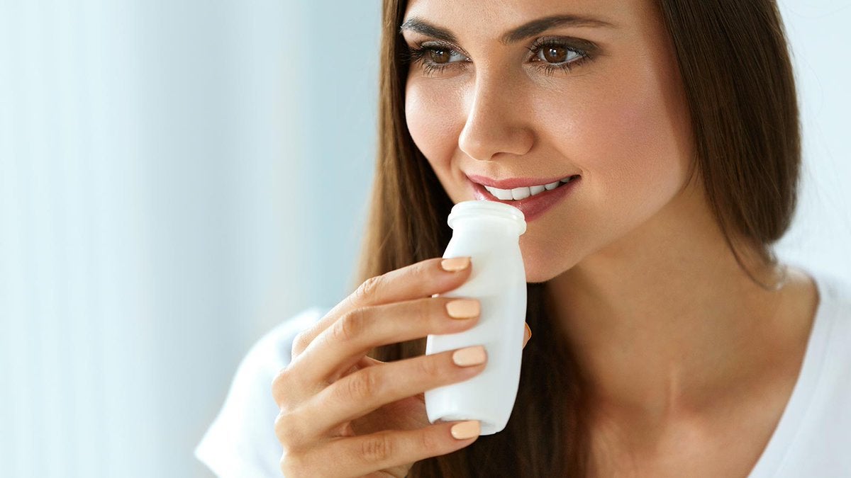 Una dona bevent Actimel | OCU