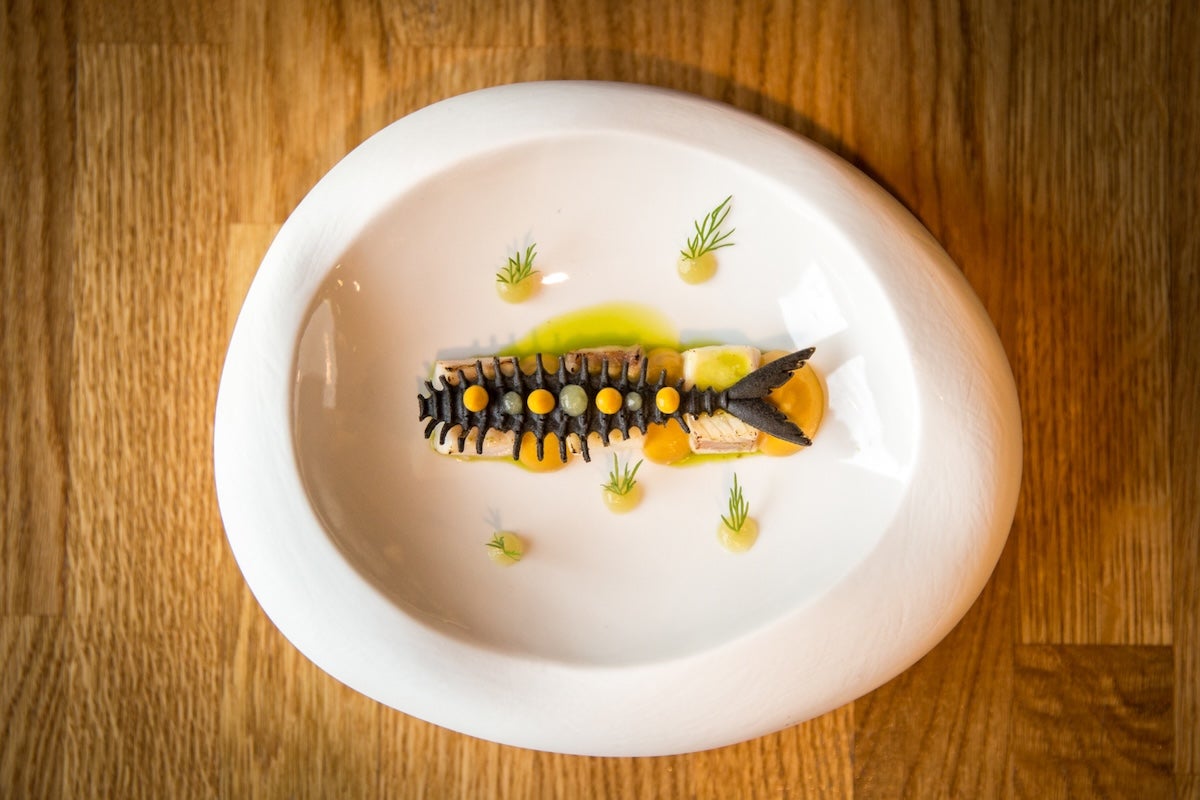 Royal d’ostres, llobarro fumat, textura d’api i herbes del mediterrani | Facebook El Terrat Restaurant