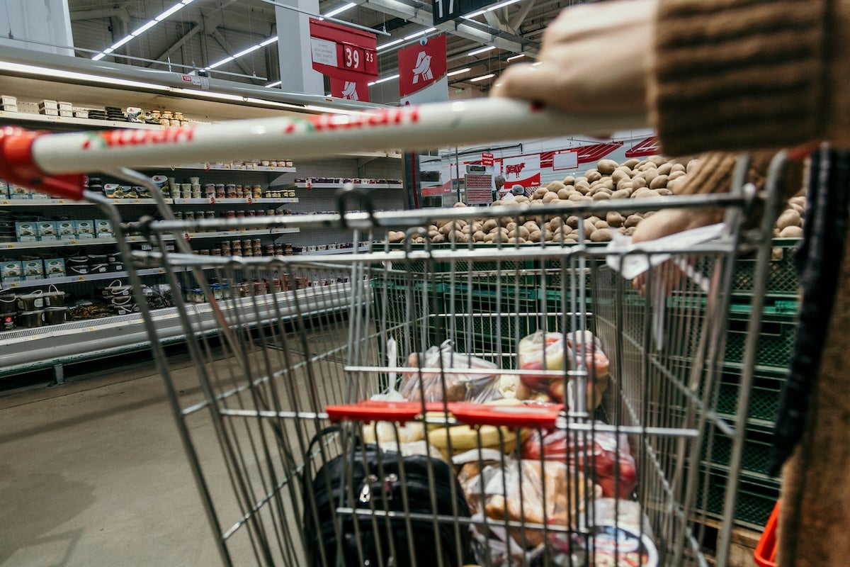 Una persona fent la compra en un supermercat | Unsplahs