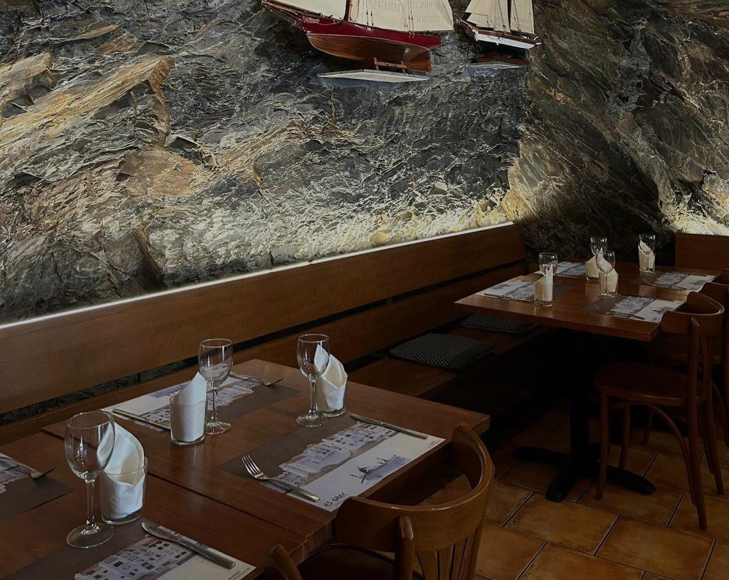 Interior del restaurant Es Grec | Instagram @esgreccadaques