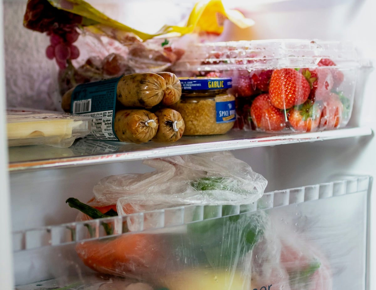 Diferents aliments en una nevera | Unsplash