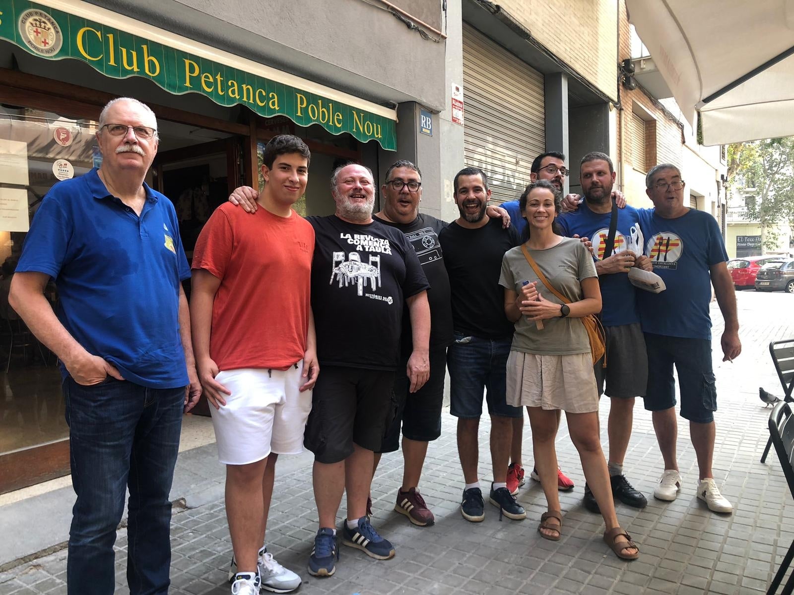 Membres del grup impulsor de l'app EsmorzApp, amb Jordi Ors al centre de la imatge (el quart per l'esquerra) / Cedida