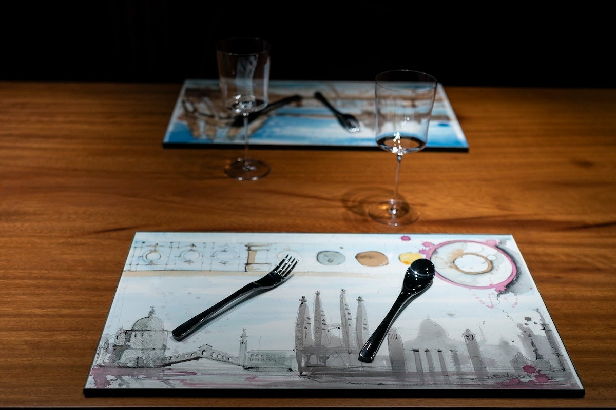 La taula única del restaurant Lasarte que rememora gastronòmicament els viatges de Marco Polo | Mireia Comas
