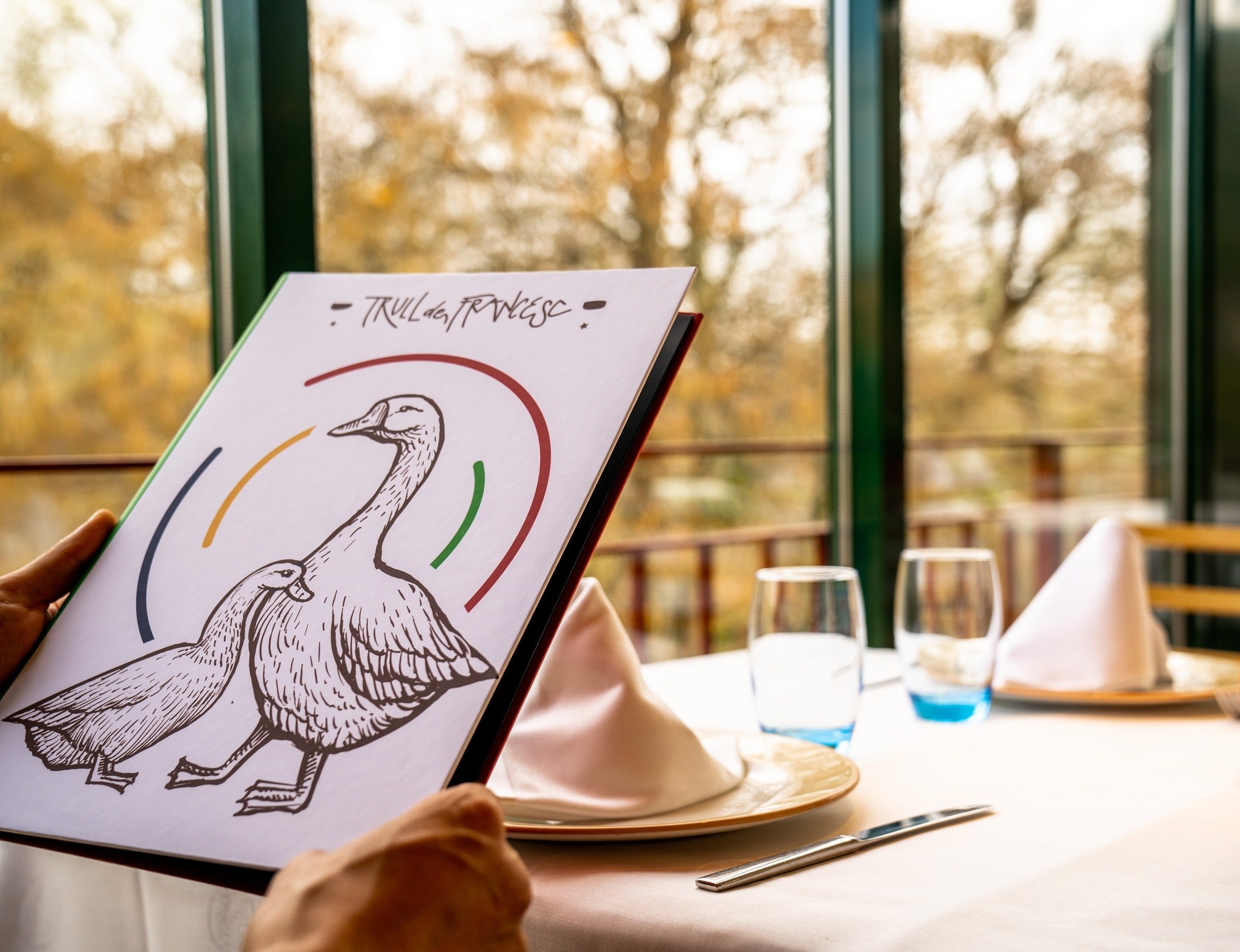 La carta del Trull d'en Francesc amb les característiques oques com a icones del restaurant | Xarxes socials Trull d'en Francesc