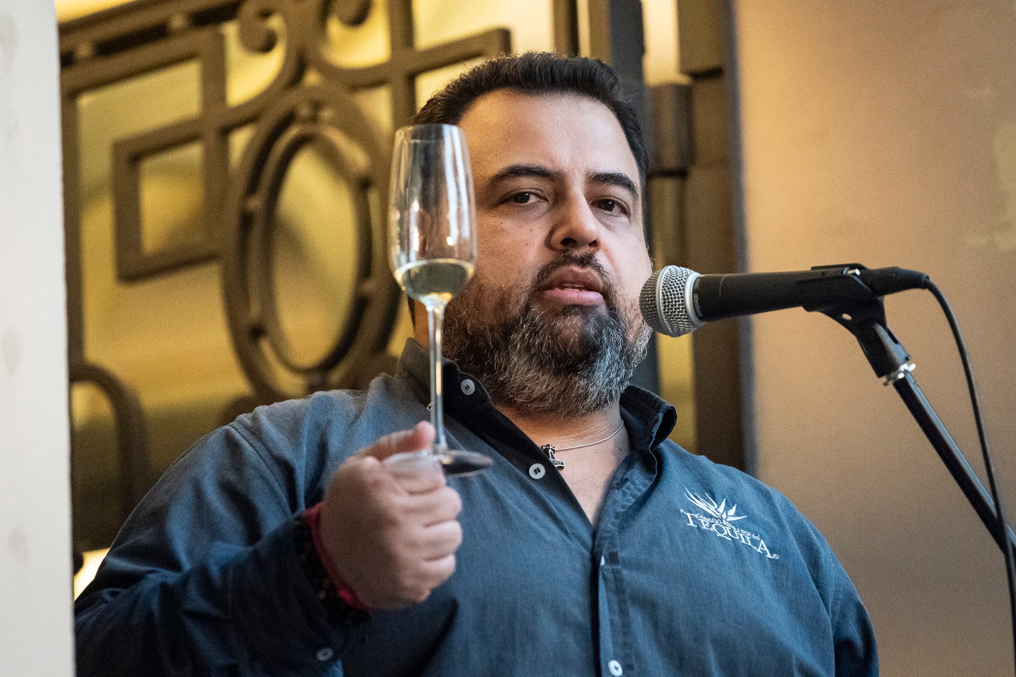 José Torres, del Consell Regulador del Tequila, dirigint el tast organitzat pel Consolat de Mèxic a Barcelona / Mireia Comas