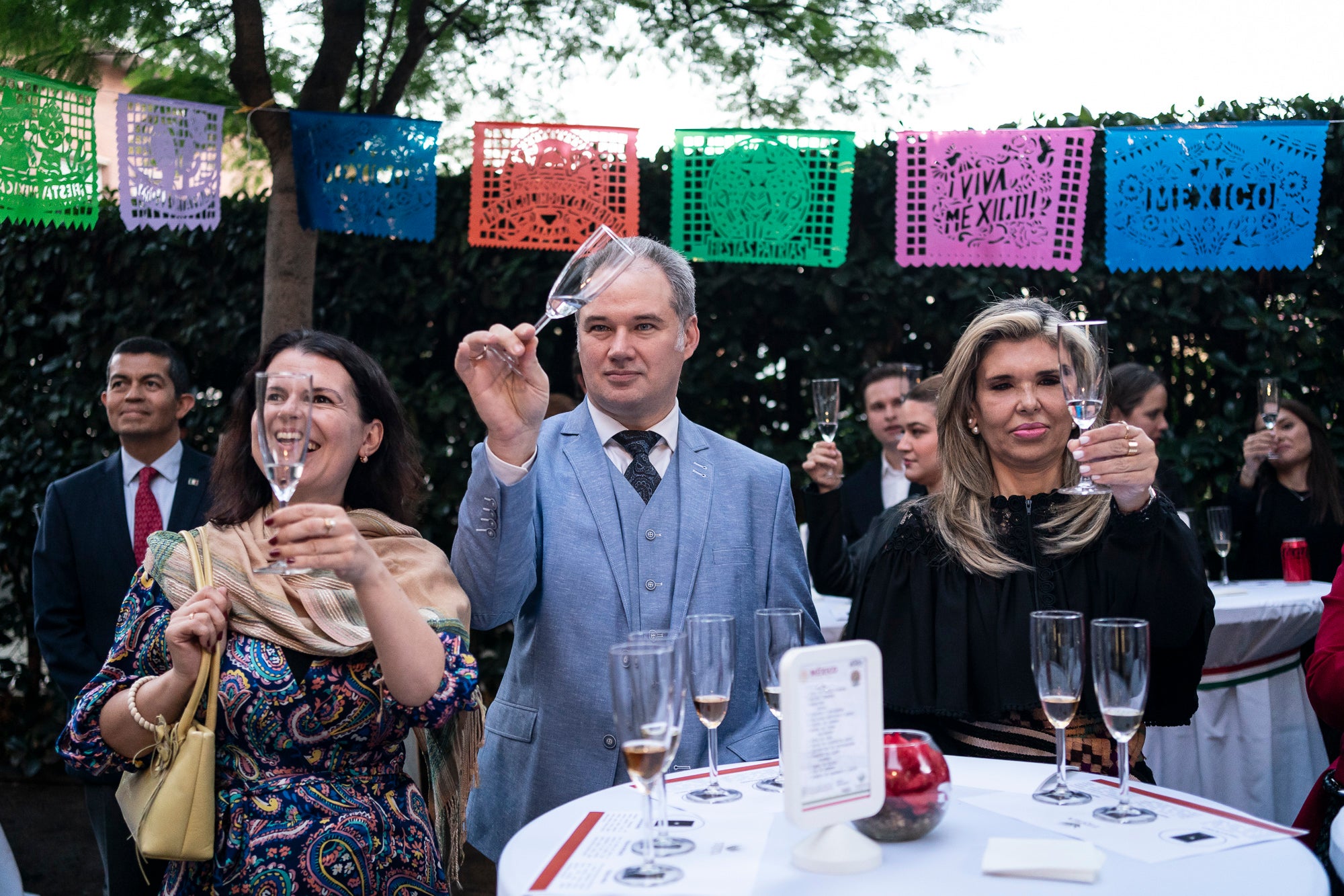La cònsol de Mèxic a Barcelona, Claudia Pavlovich (a la dreta) amb altres assistents a l'acte organitzat pel Consolat per tastar tequila i gastronomia mexicana.