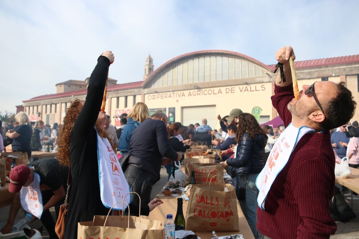 Una parella d'Altafulla menja calçots en el marc de la Gran festa de la calçotada de Valls | ACN