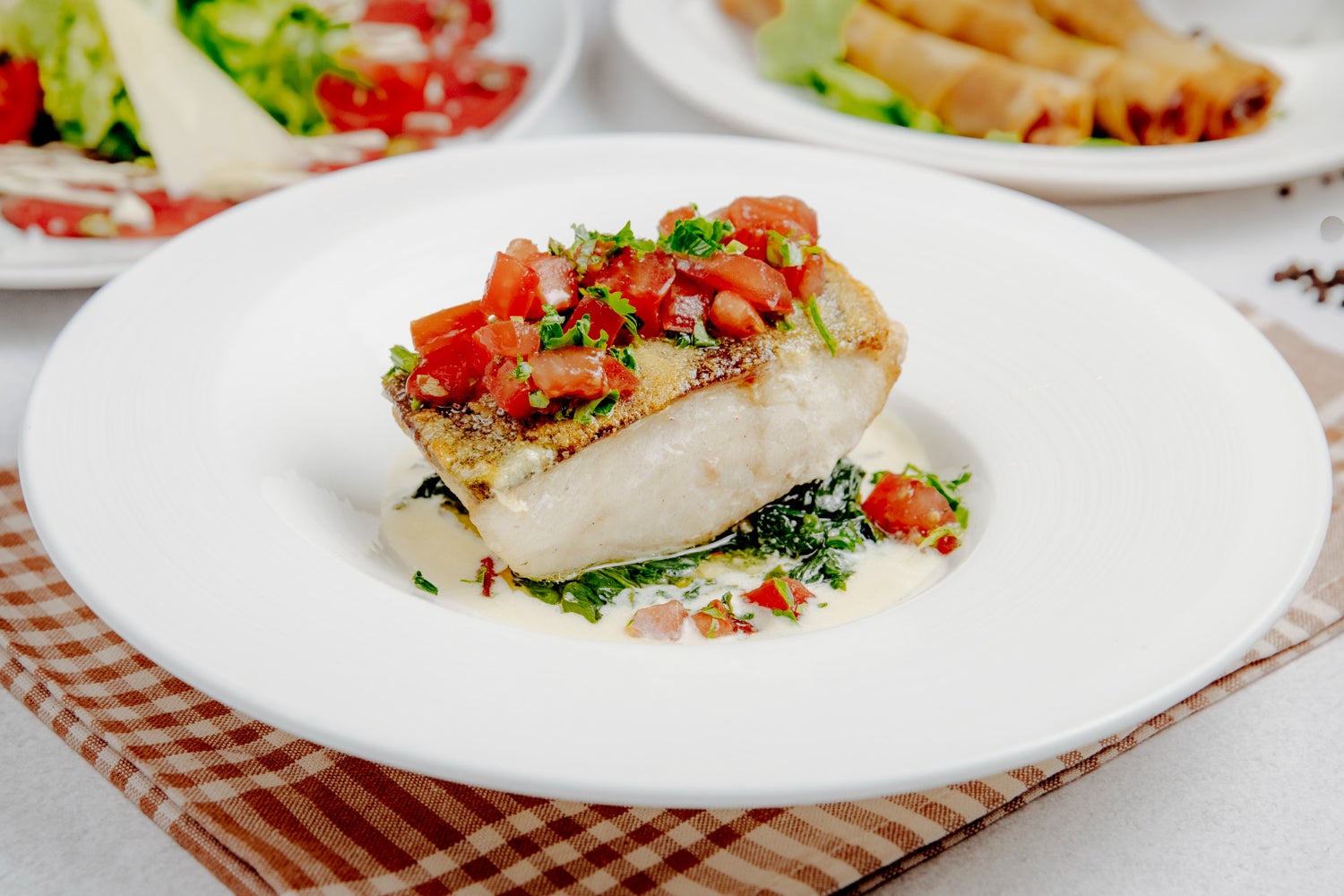 Un plat amb un tros de lluç | Freepik