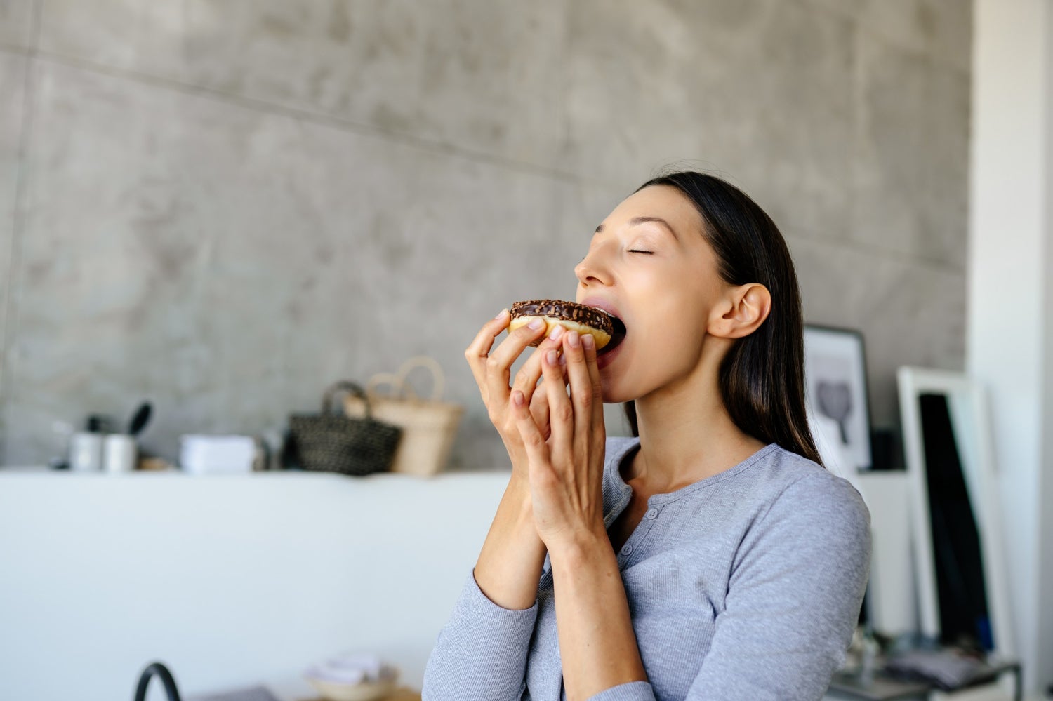 Una noia menjant un donut | Freepik