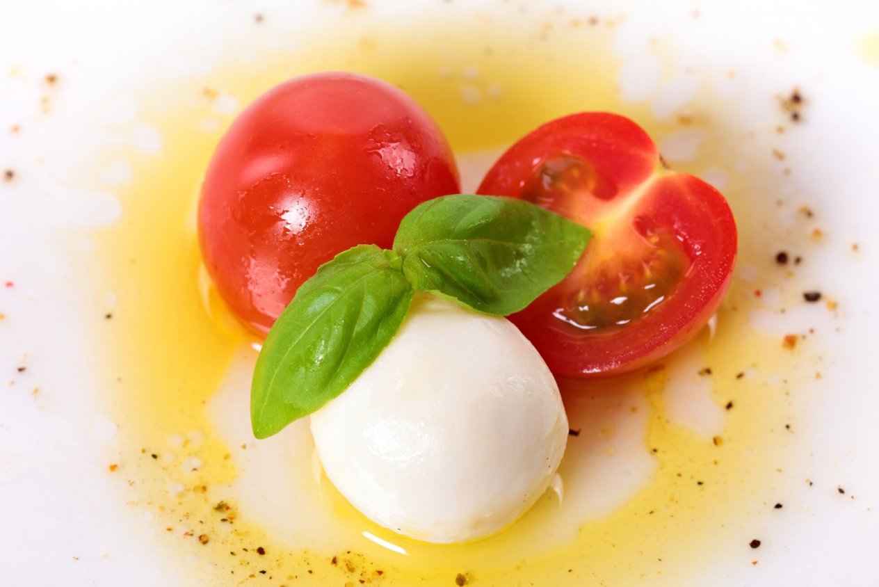 Amanida de tomàquet i recuit | Freepik