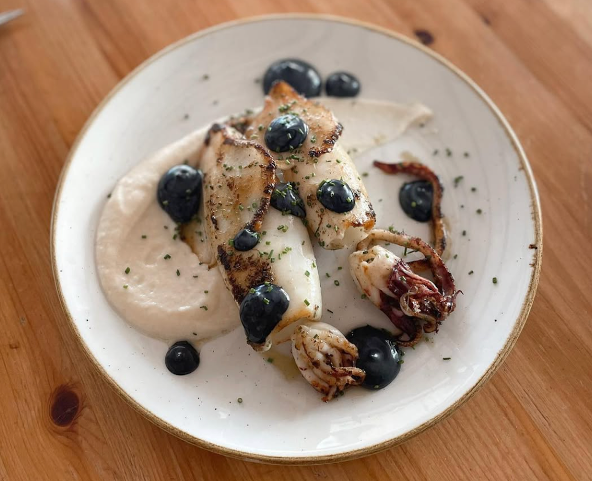 Calamar a la planxa amb puré de celery i maionesa de la seva tinta | Instagram @viterra.restaurant