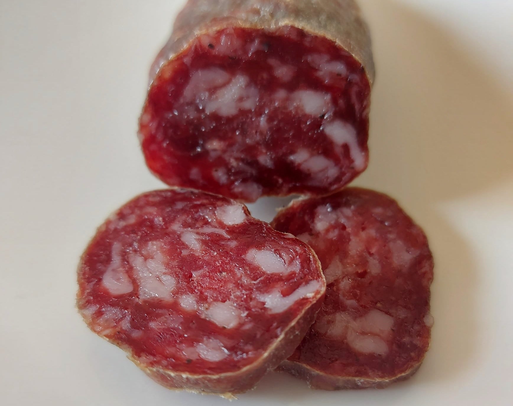 Un parell de talls de la llonganissa de senglar que elaboren a la Carnisseria Pelai a l'Alt Empordà | Cedida