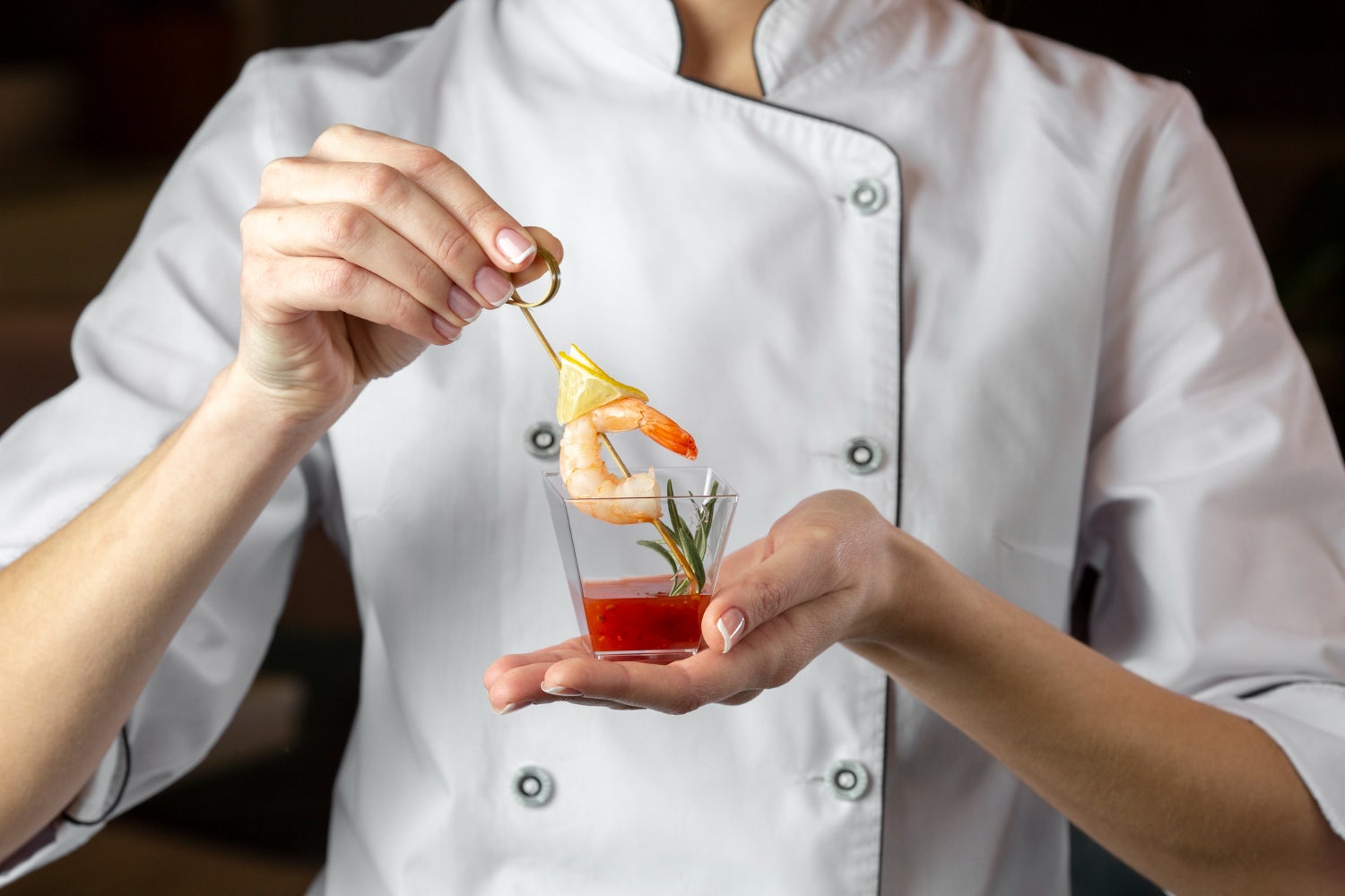 Una xef amb un aperitiu | Freepik