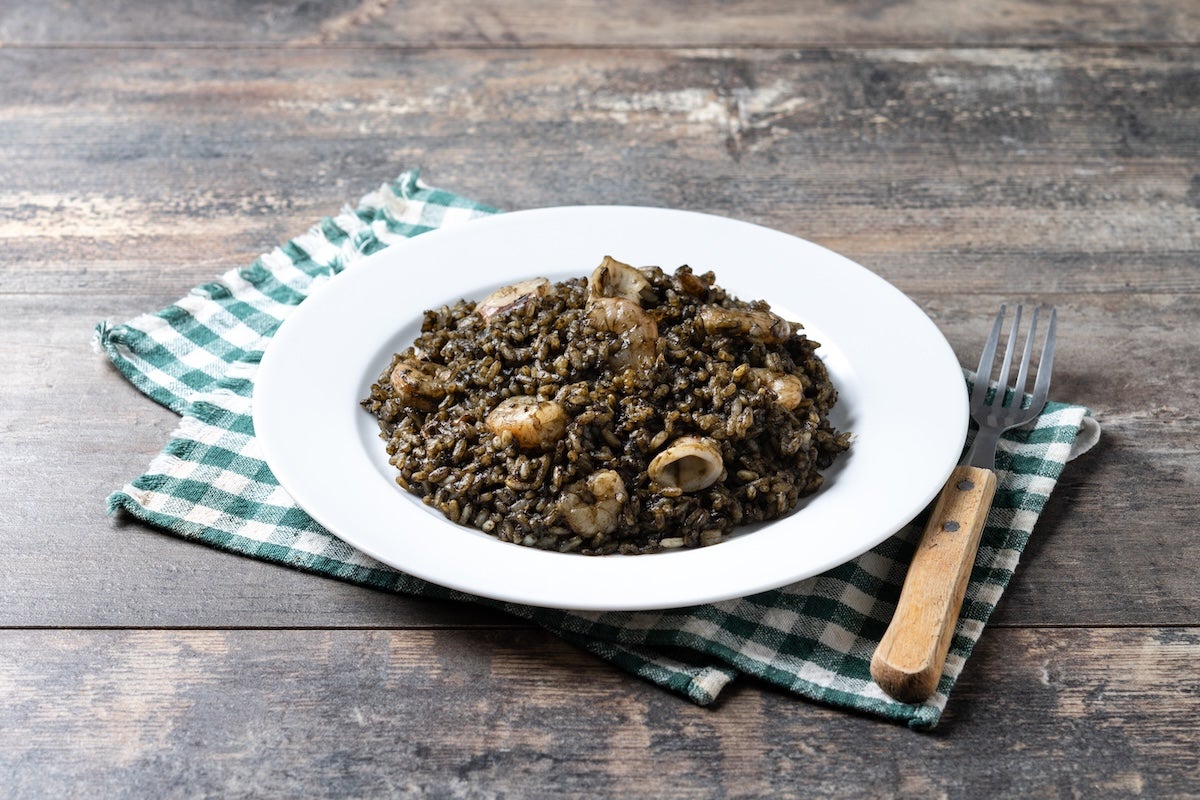 Arròs negre amb calamarsons | Freepik