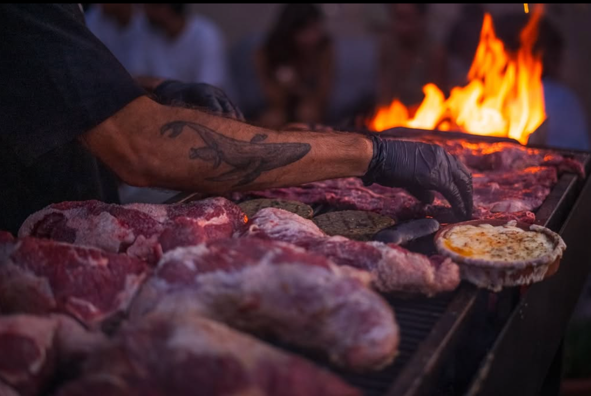 Diferents carns de Can Ramos fent-se a la brasa | Instagram @proyecto_asado