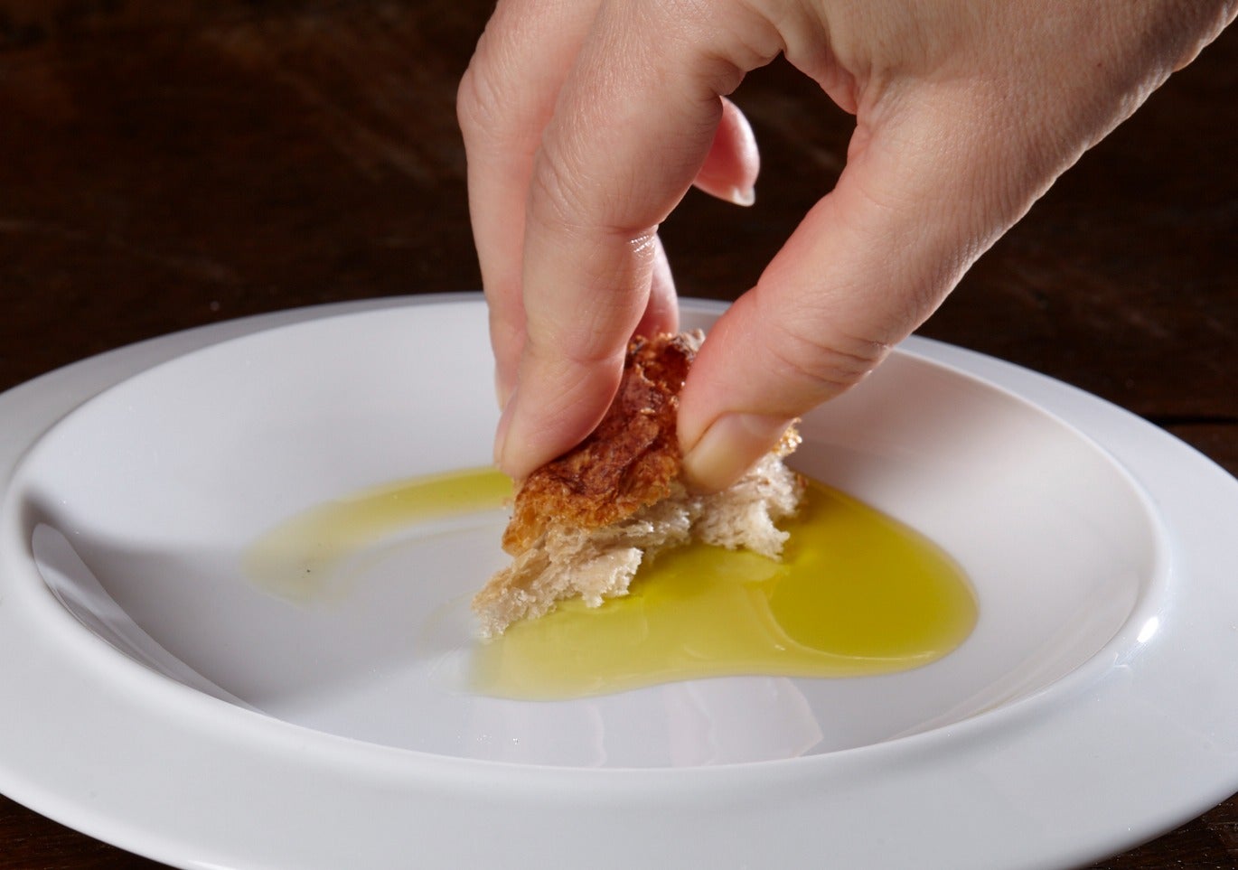 Una persona sucant pa en oli | Cedida