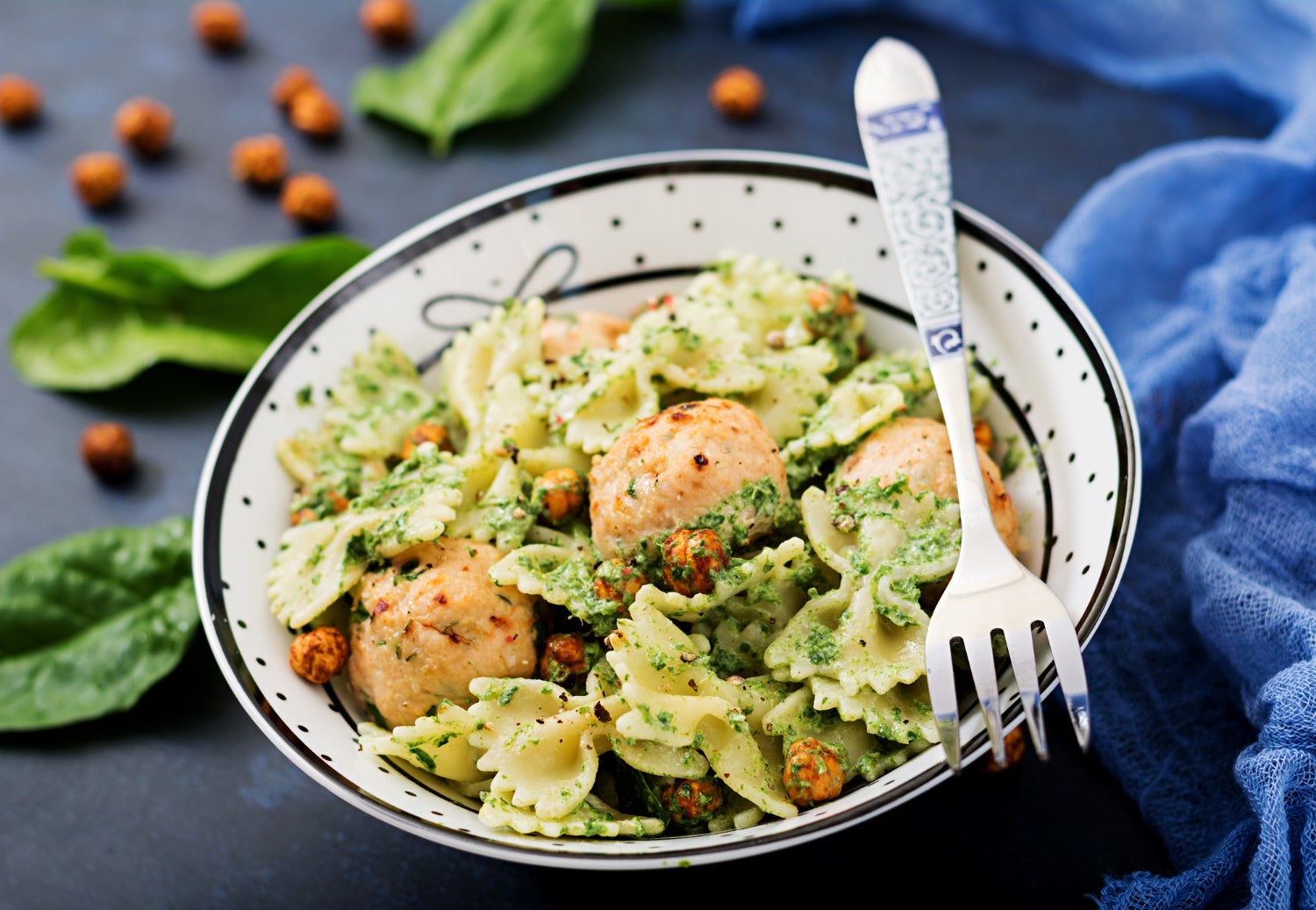 Amanida de pasta amb pesto suau i verdures | Freepik
