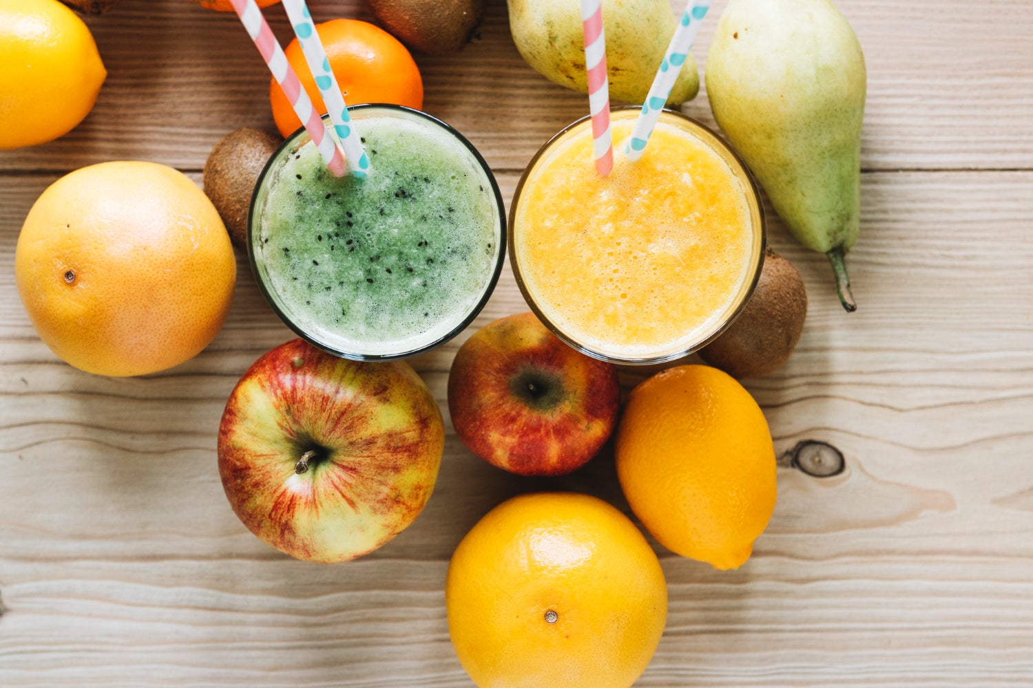 Diferents sucs i fruites | Freepik