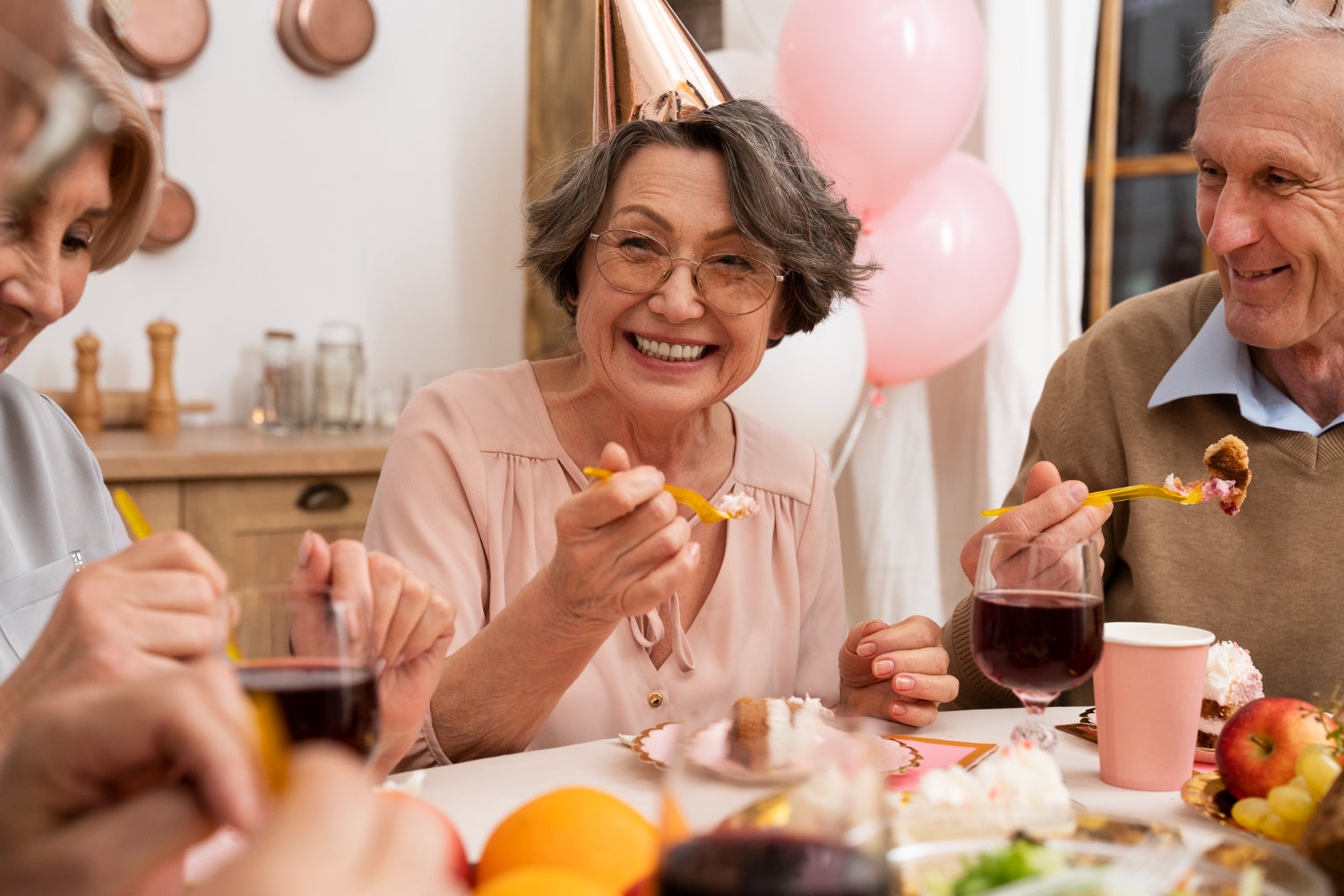 Quatre persones menjant | Freepik