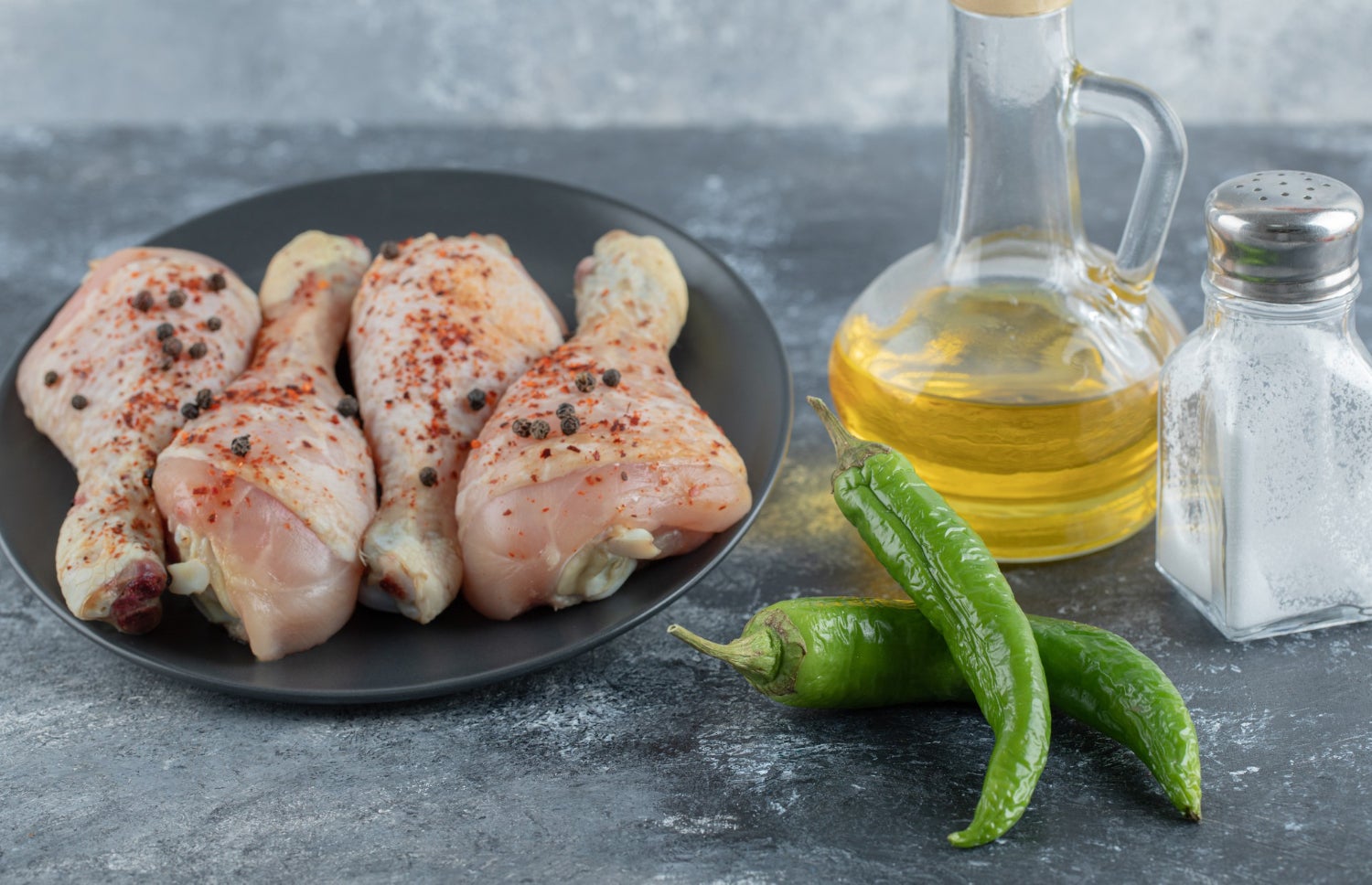Cuixes de pollastre per preparar la recepta | Freepik