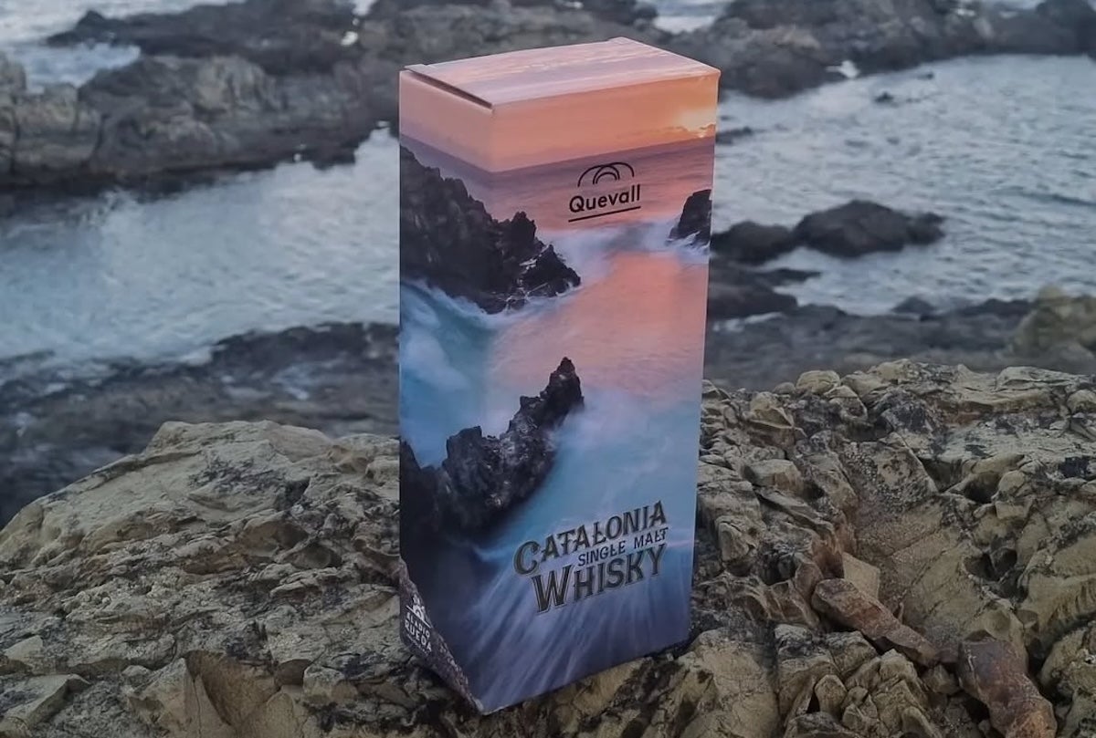 La capsa del licor és una imatge de la cala Bramat de Llançà | Cedida