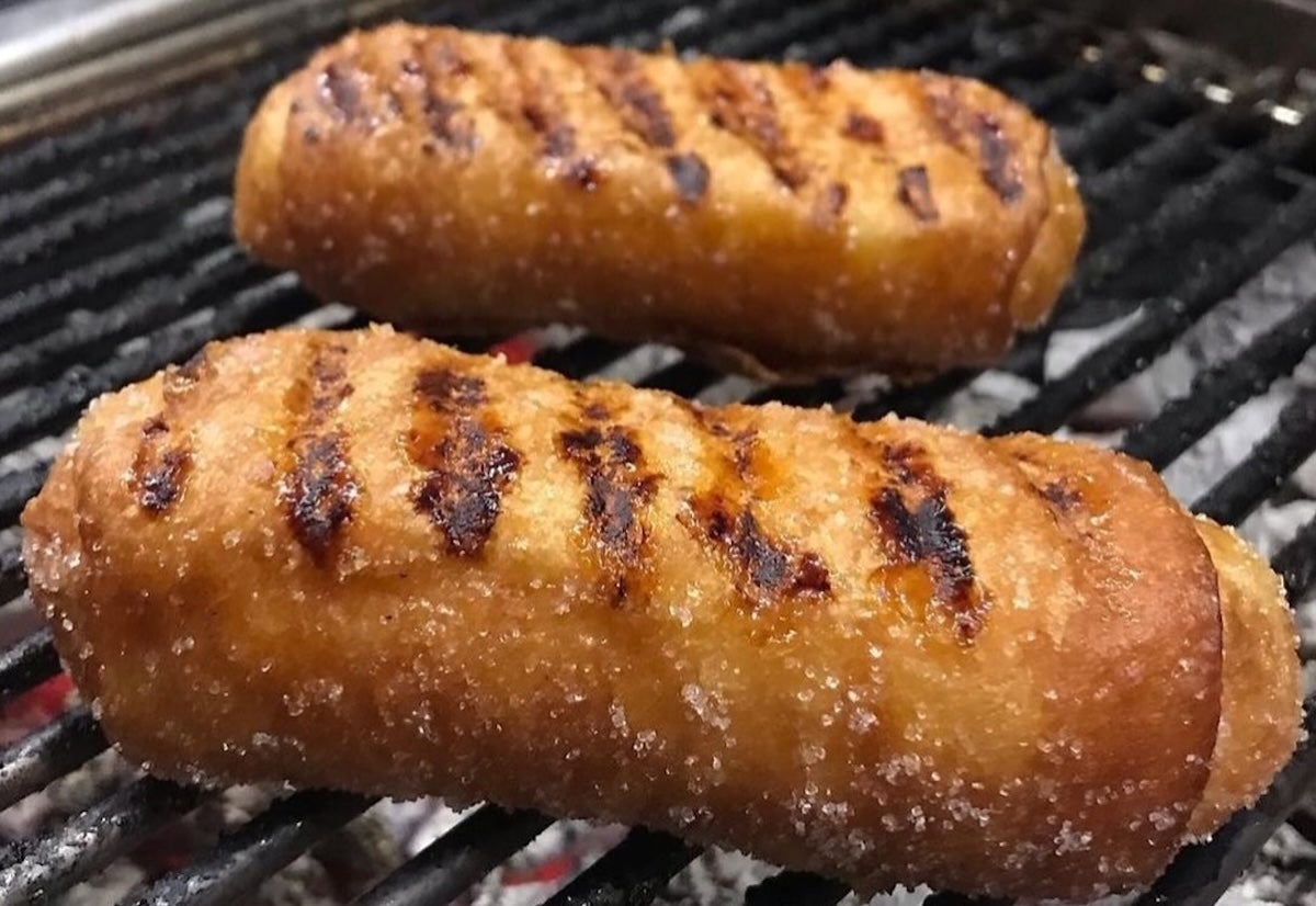 Xuixos de la pastisseria Can Castelló a la brasa, com els que serveixen al restaurant el Molí d'en Robert (Alt Empordà) acompanyats d'una bola de gelat | Cedida per Can Castelló