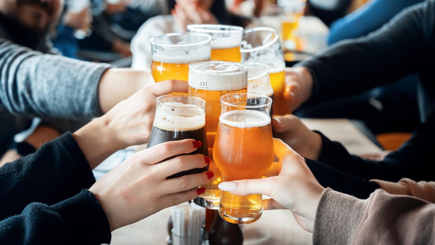 Un grup de persones brindant amb cerveses | Freepik