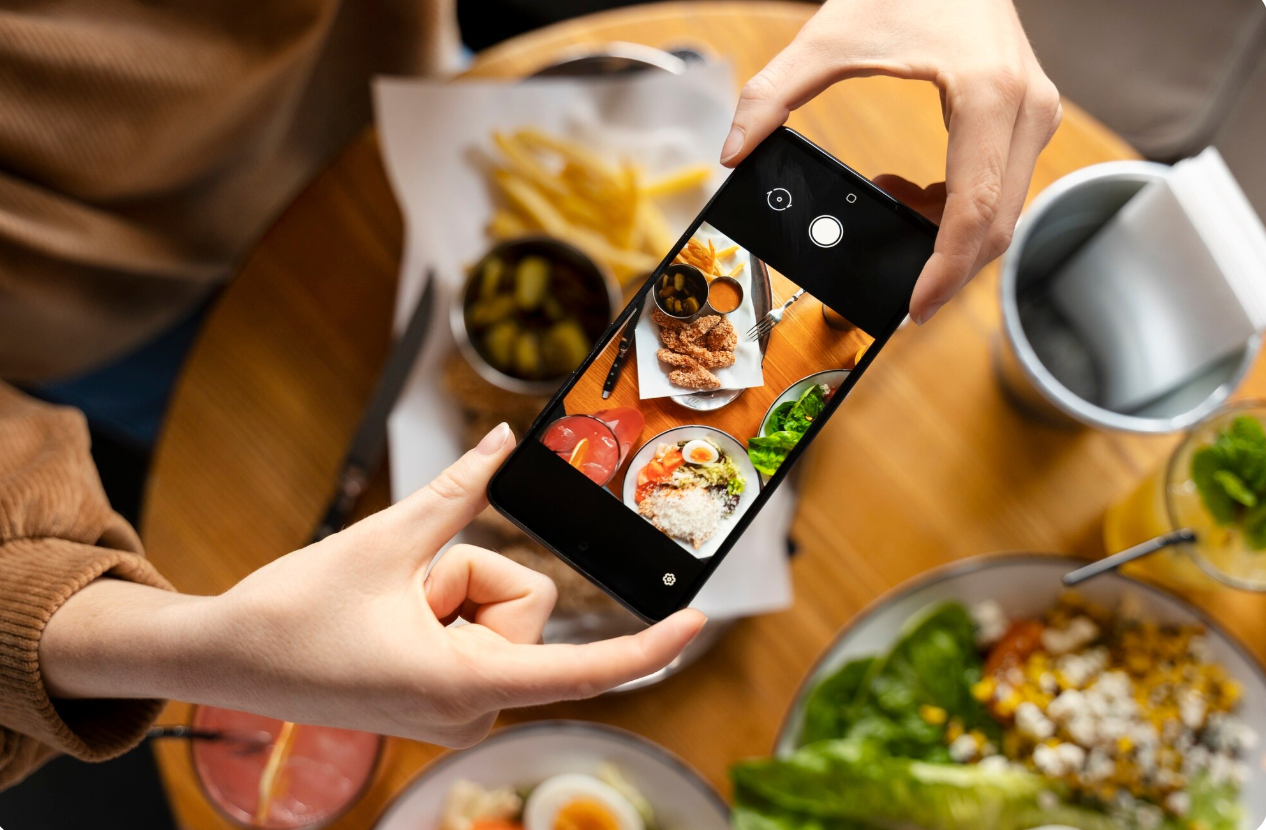 Una persona fent una foto al menjar amb un mòbil | Freepik