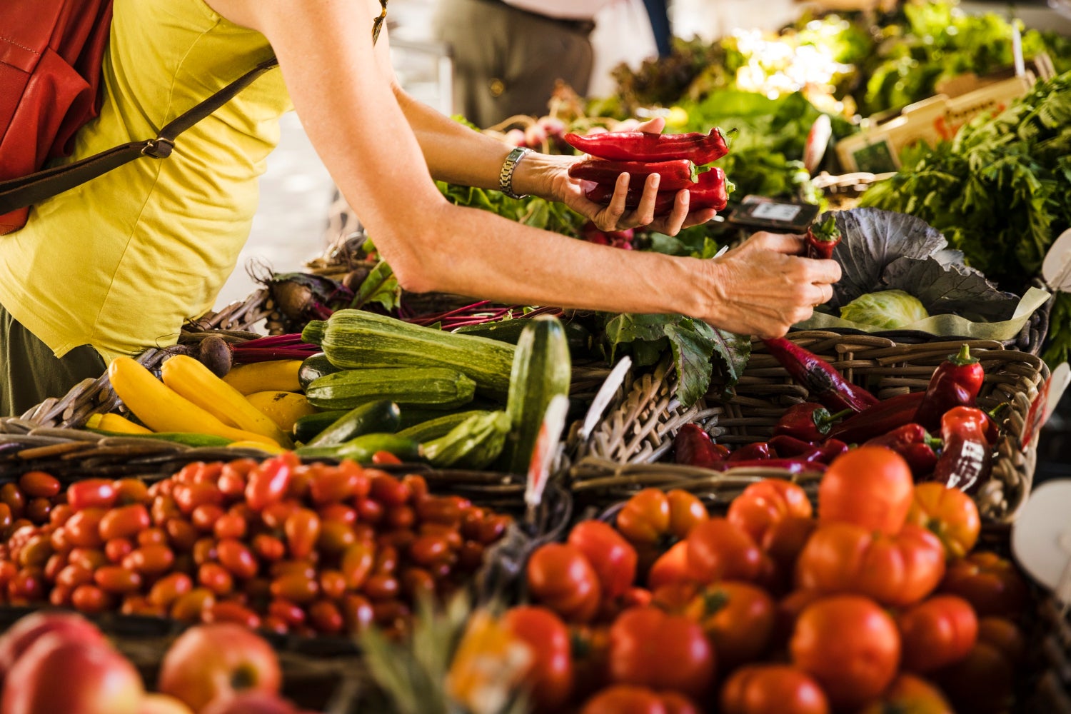 Una dona comprant verdures | Freepik