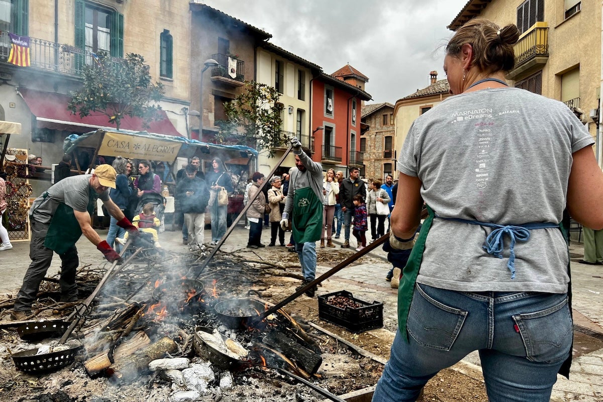 Veïns de Viladrau torrant castanyes a la Fira de la Castanya | ACN