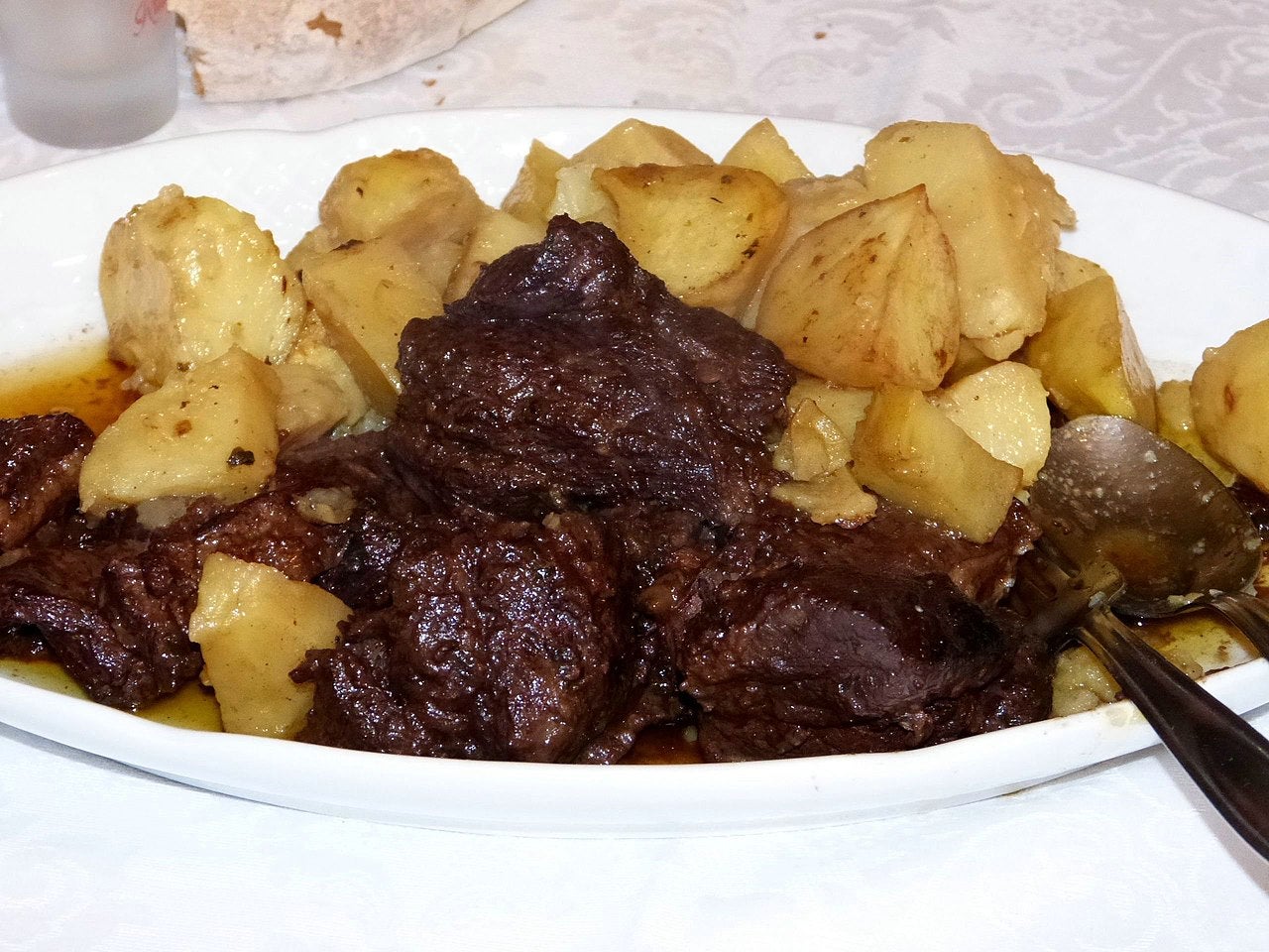 Un plat de senglar estofat | Viquipèdia