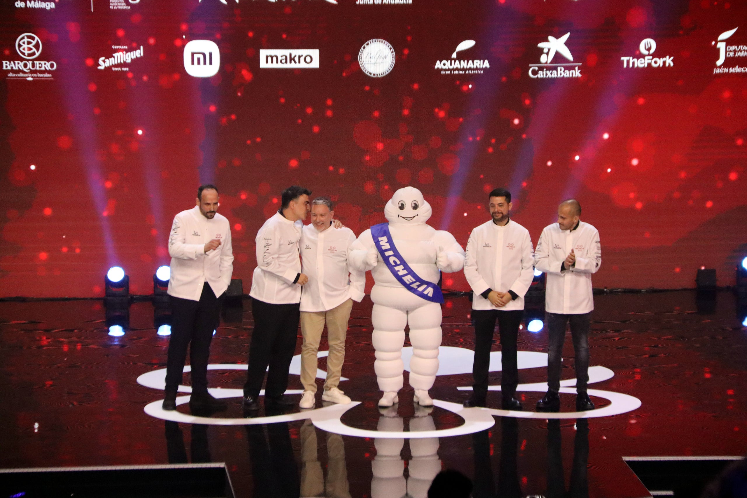 Els xefs dels cinc restaurants guardonats amb dues estrelles Michelin, quatre d'ells catalans i un cinquè capitanejat pel xef català Ramon Freixa.| Mar Martí (ACN)