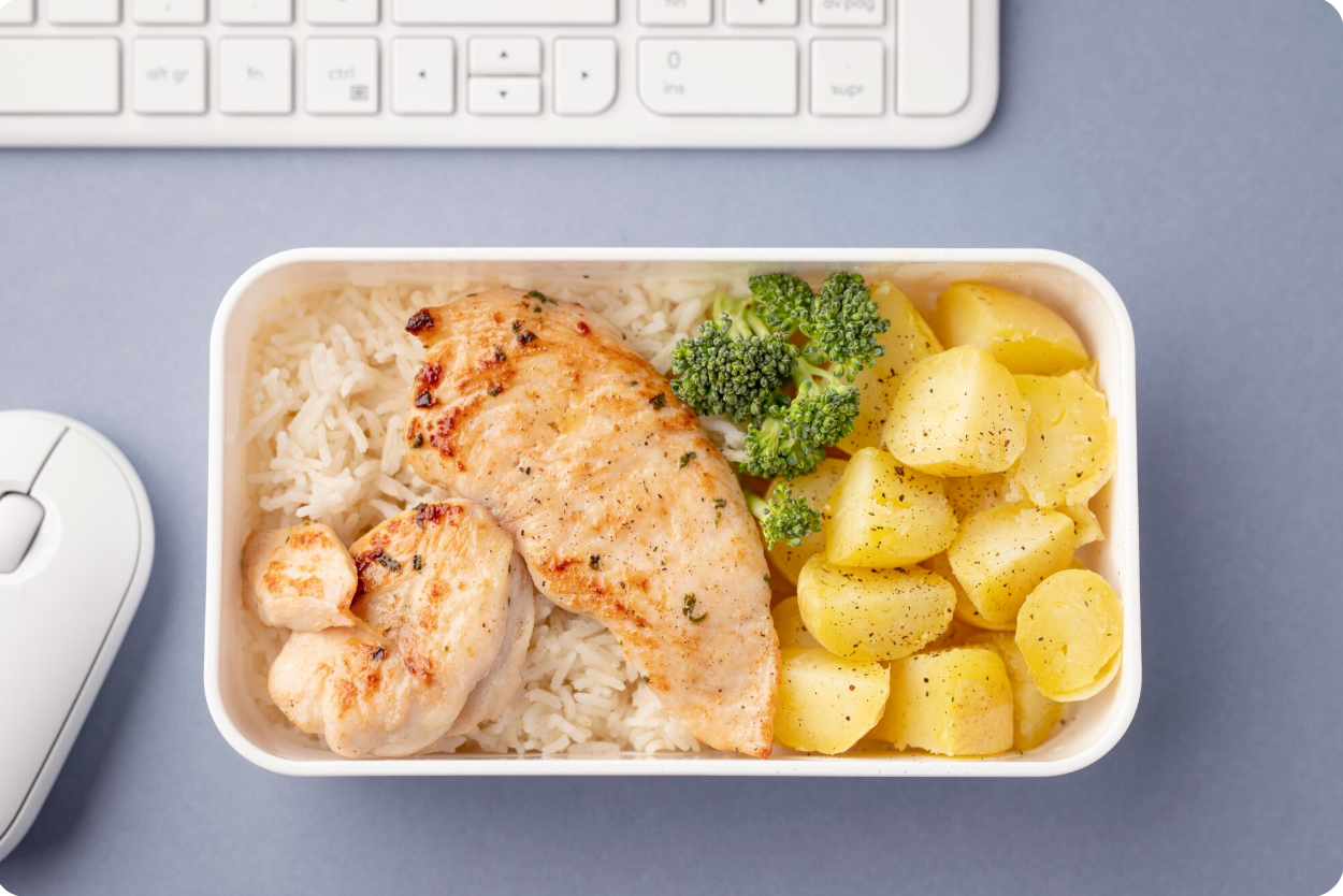 Un tupper de plàstic amb menjar | Freepik