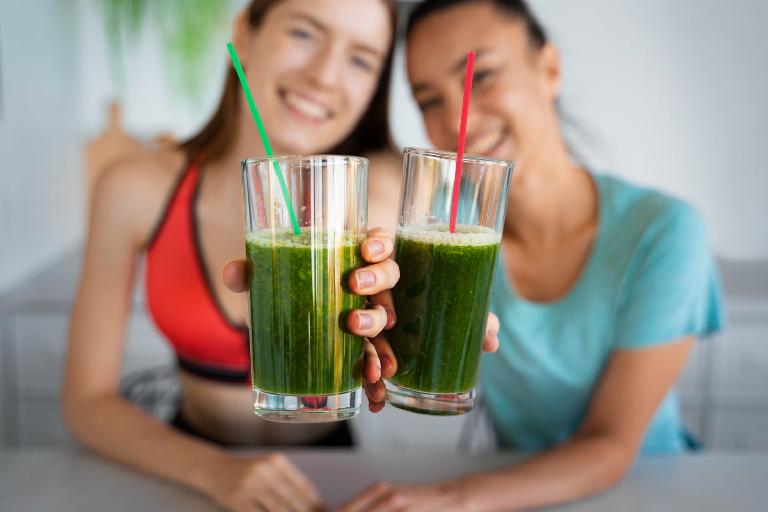 Dues noies amb un suc dètox | Freepik