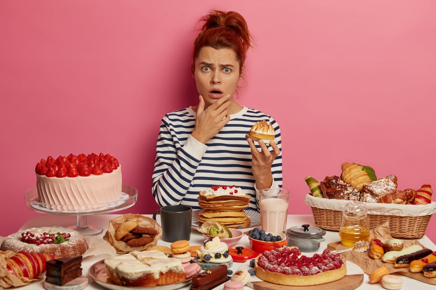 Una dona amb tot de menjar | Freepik