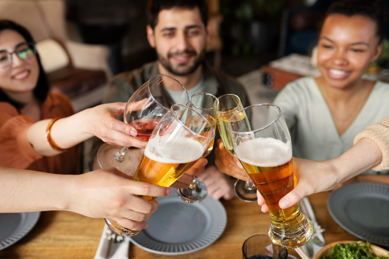 Un brindis amb cervesa i vi | Freepik