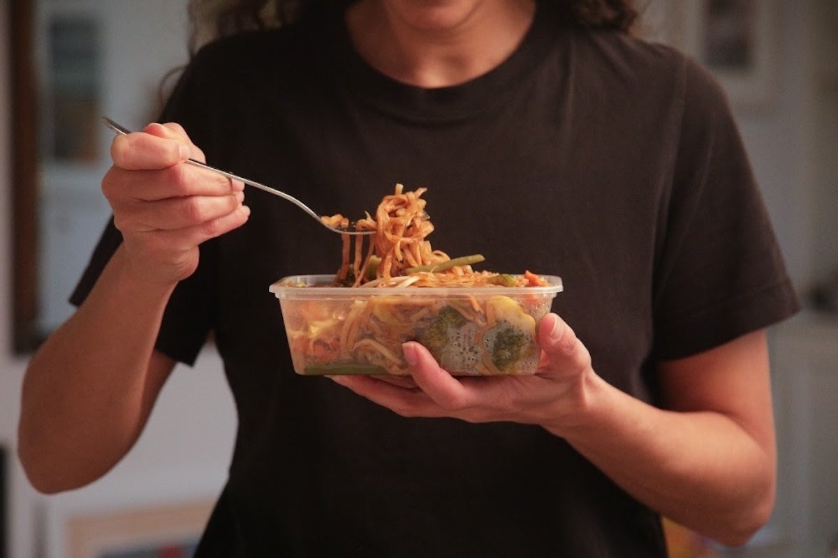 Una noia menjant un plat preparat | Europa Press