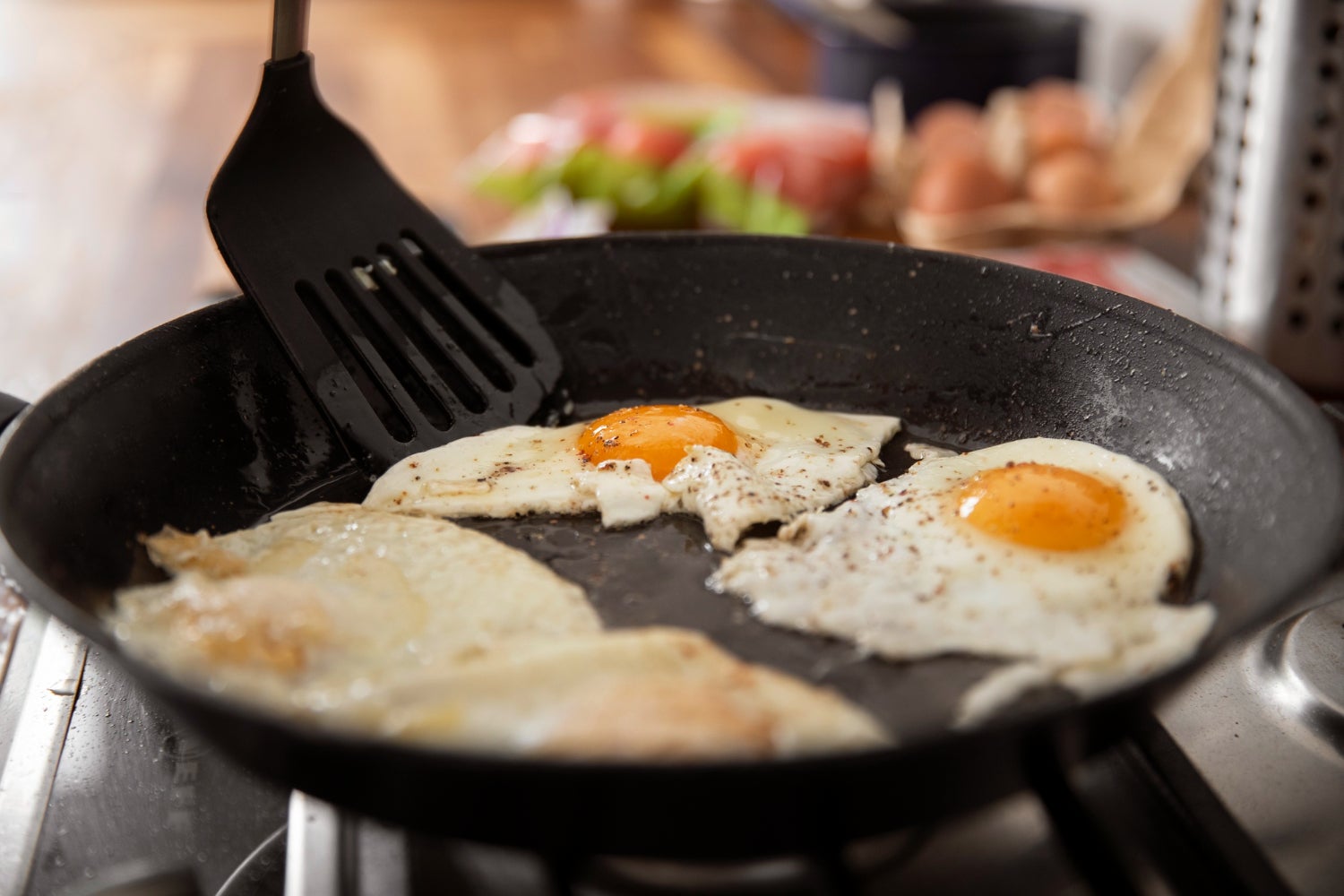 Ous ferrats en una paella | Freepik