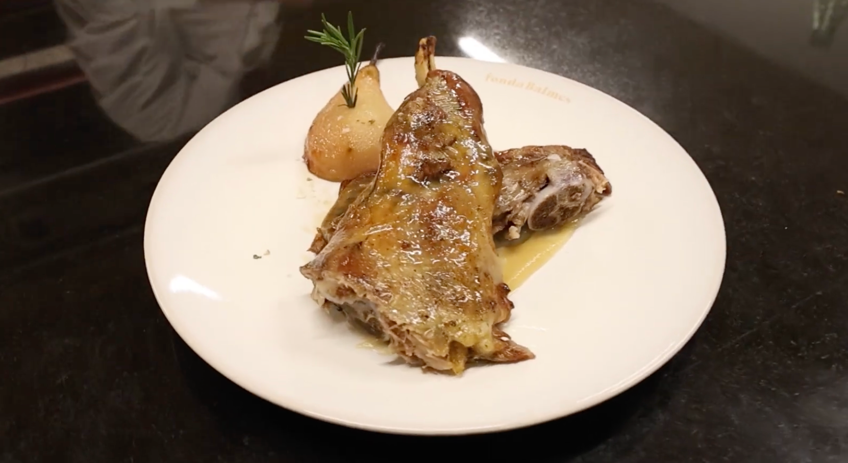 Cabrit al forn i pera de Puigcerdà de la Fonda Balmes