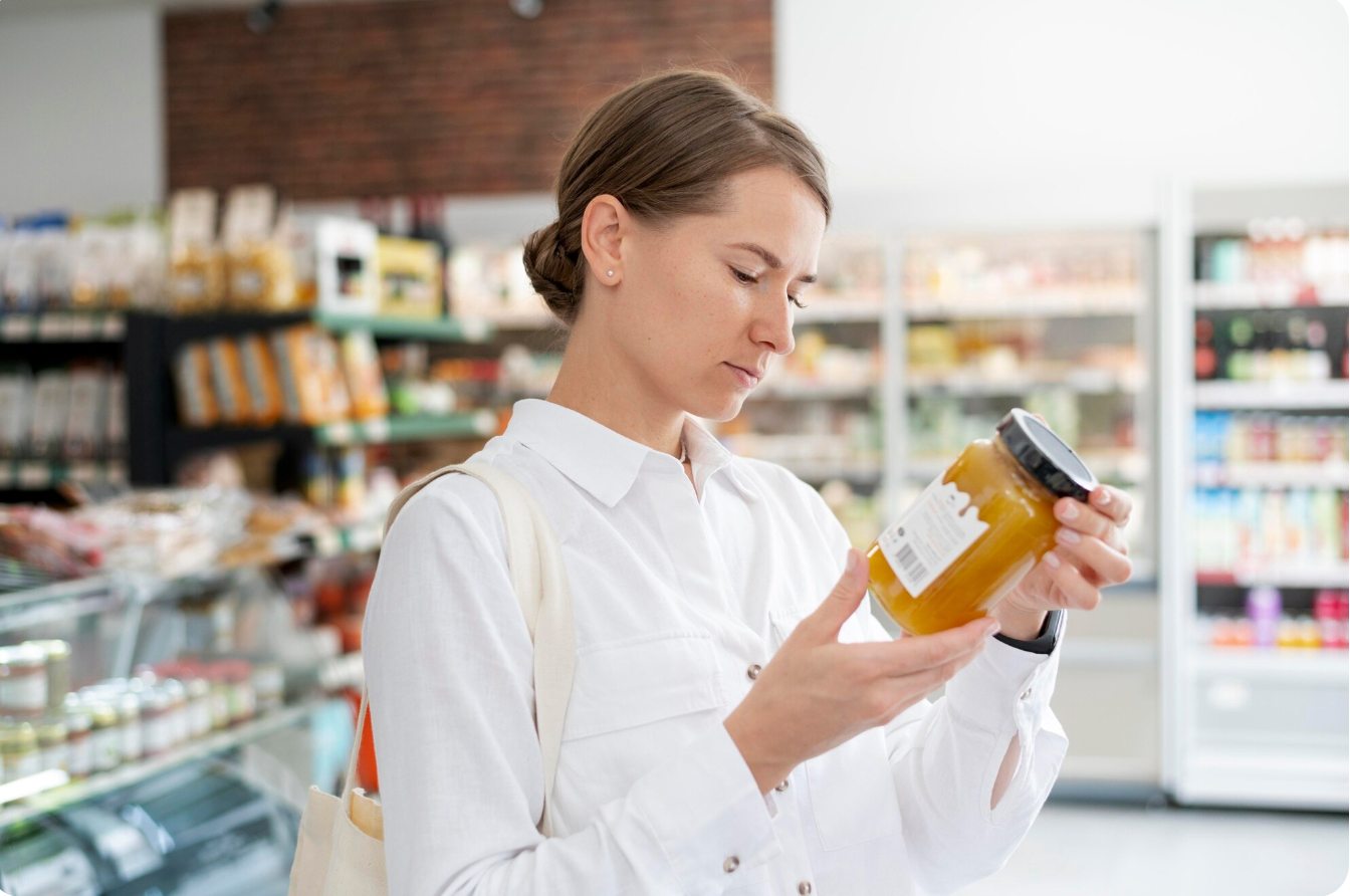 Una dona mirant l'etiqueta d'un producte | Freepik