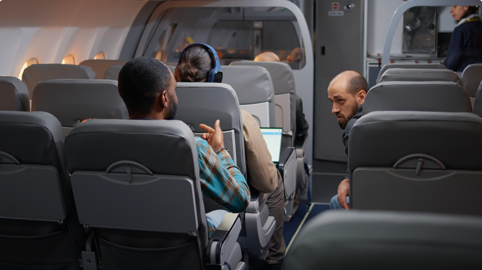 Diverses persones en un avió | Freepik