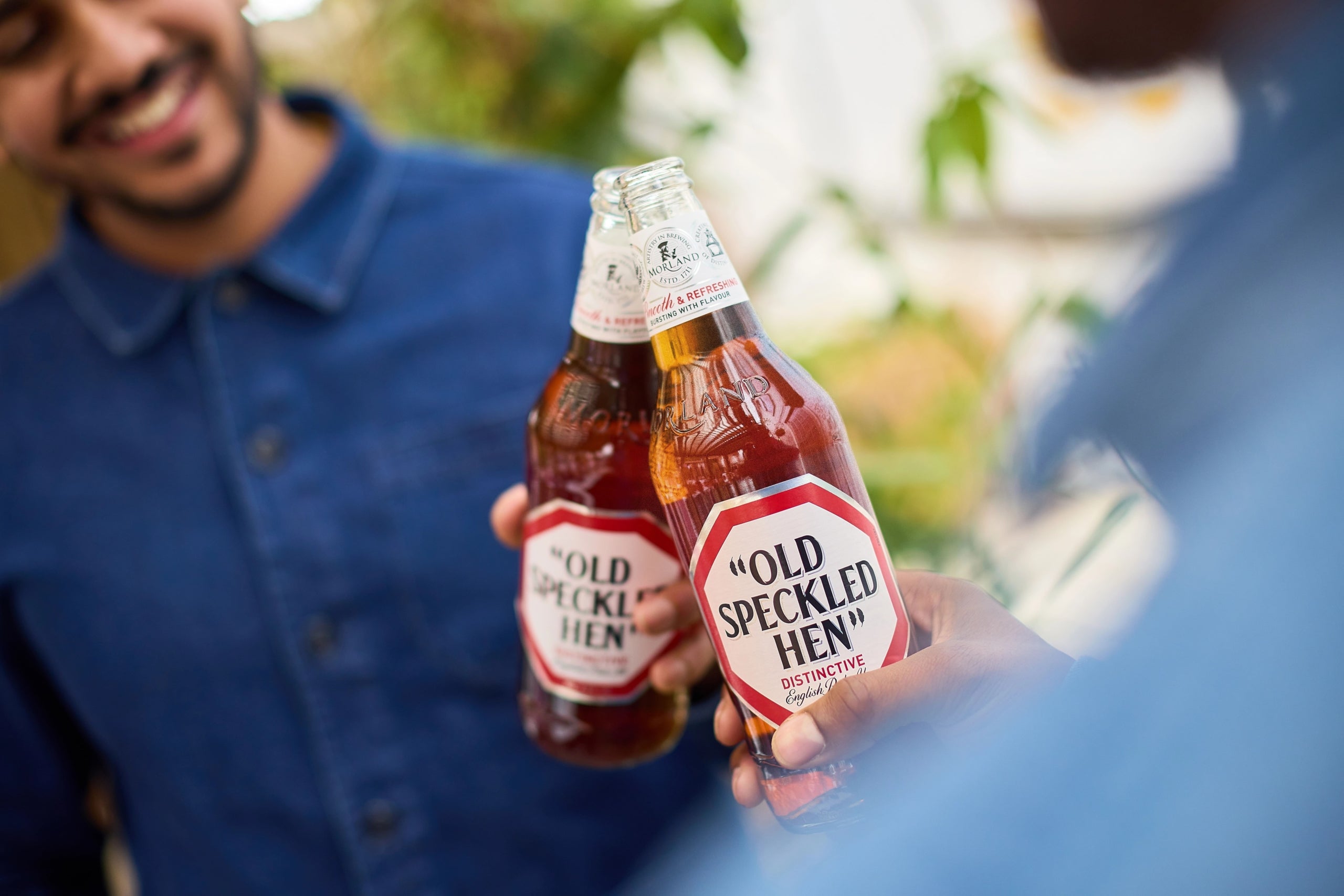 Dues persones brindant amb la cervesa Old Speckled Hen | Cedida