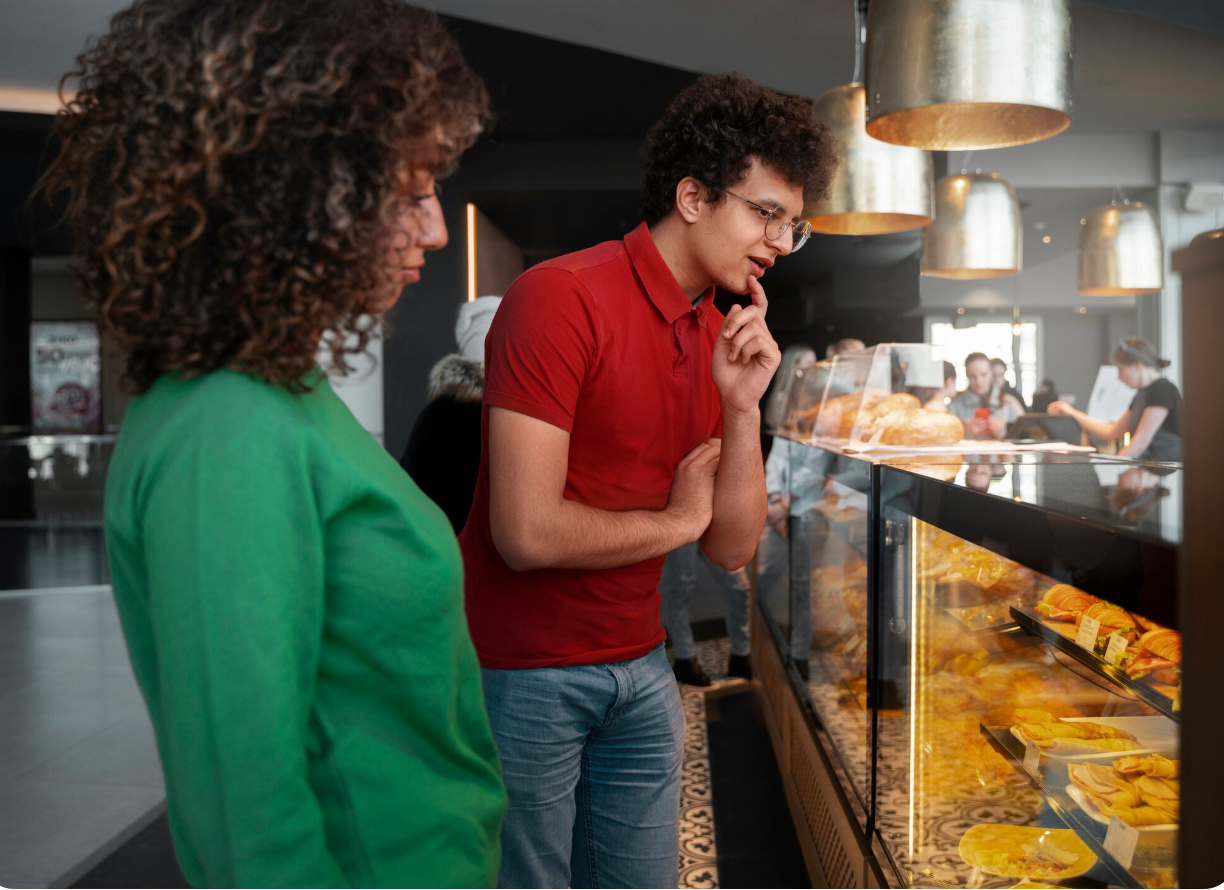 Dues persones escollint què menjar en una àrea de servei | Freepik
